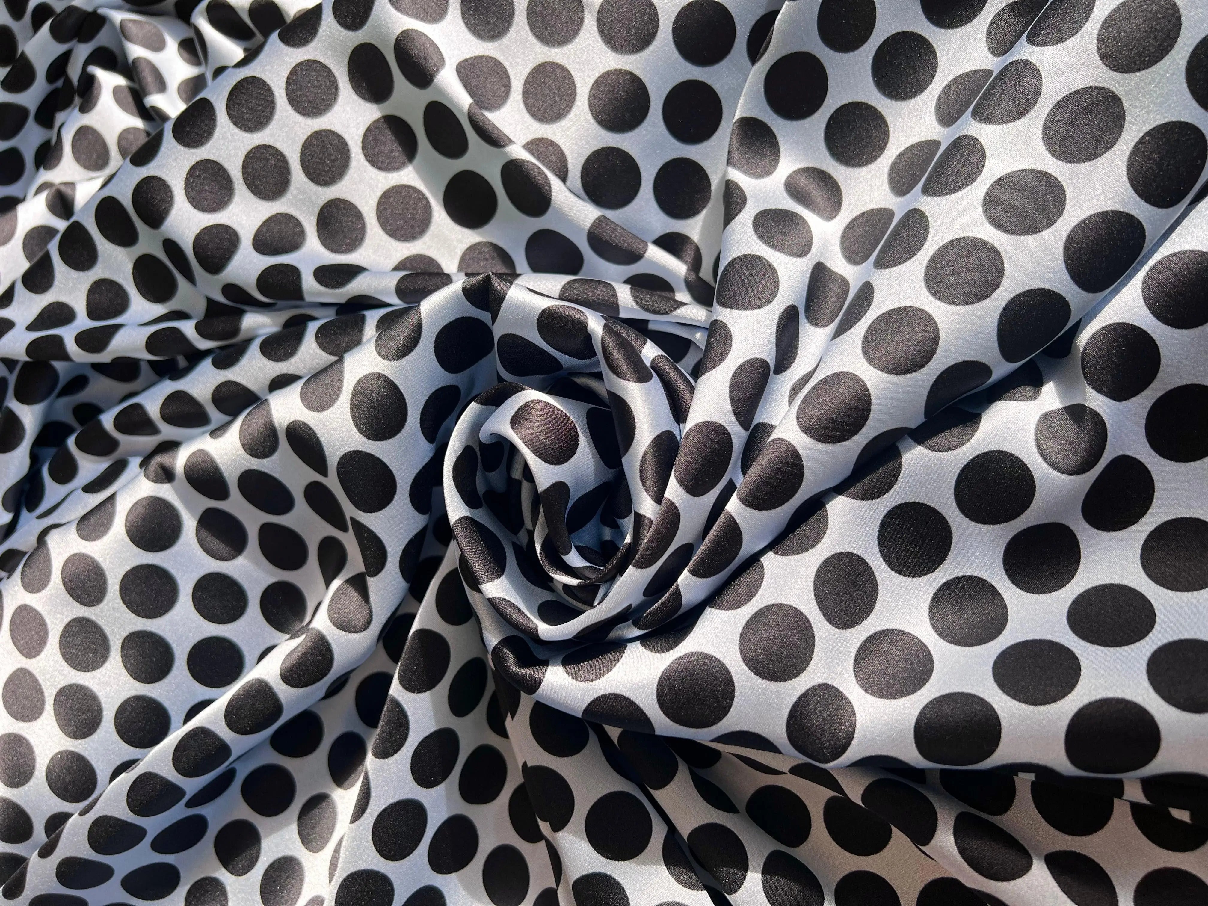 SATIN DE SOIE EXTENSIBLE POIS NOIR SUR FOND BLEU CIEL - coupon de 3 mĂštres - My Little Coupon - tissu - coudre