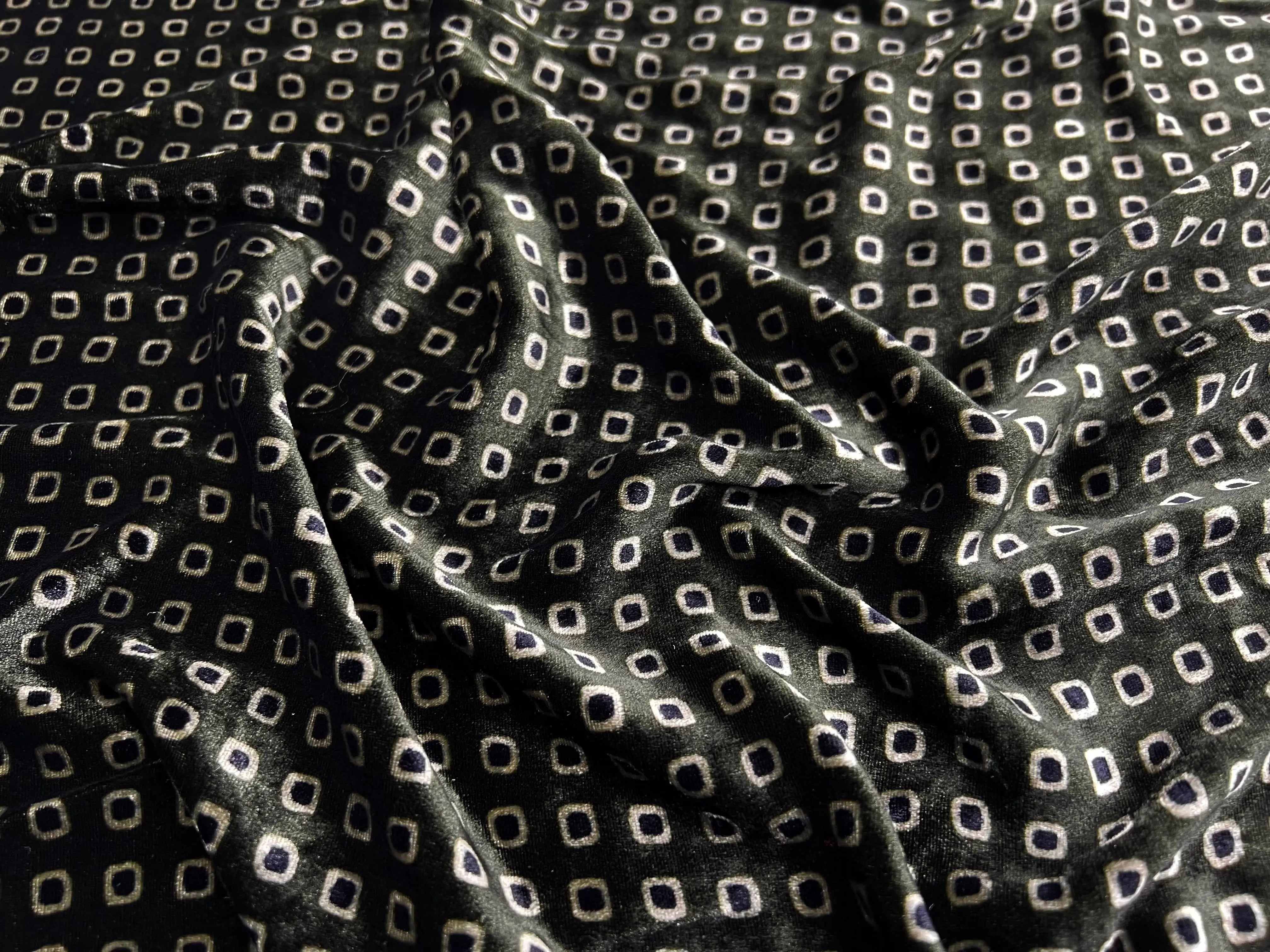 VELOURS LISSE FOND KHAKI FONCĂ PETITS MOTIFS - My Little Coupon - tissu - coudre
