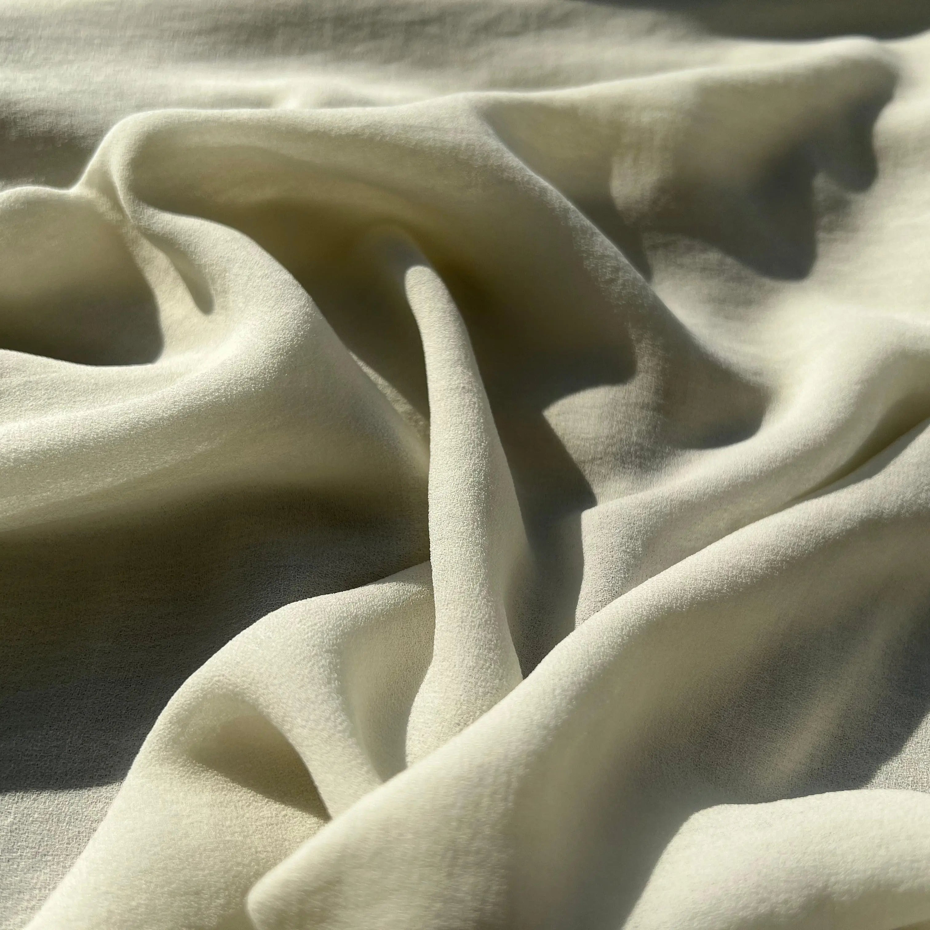 VOILE CRINCKLE (CRÊPE) VISCOSE BLANC CASSÉ - My Little Coupon - tissu - coudre