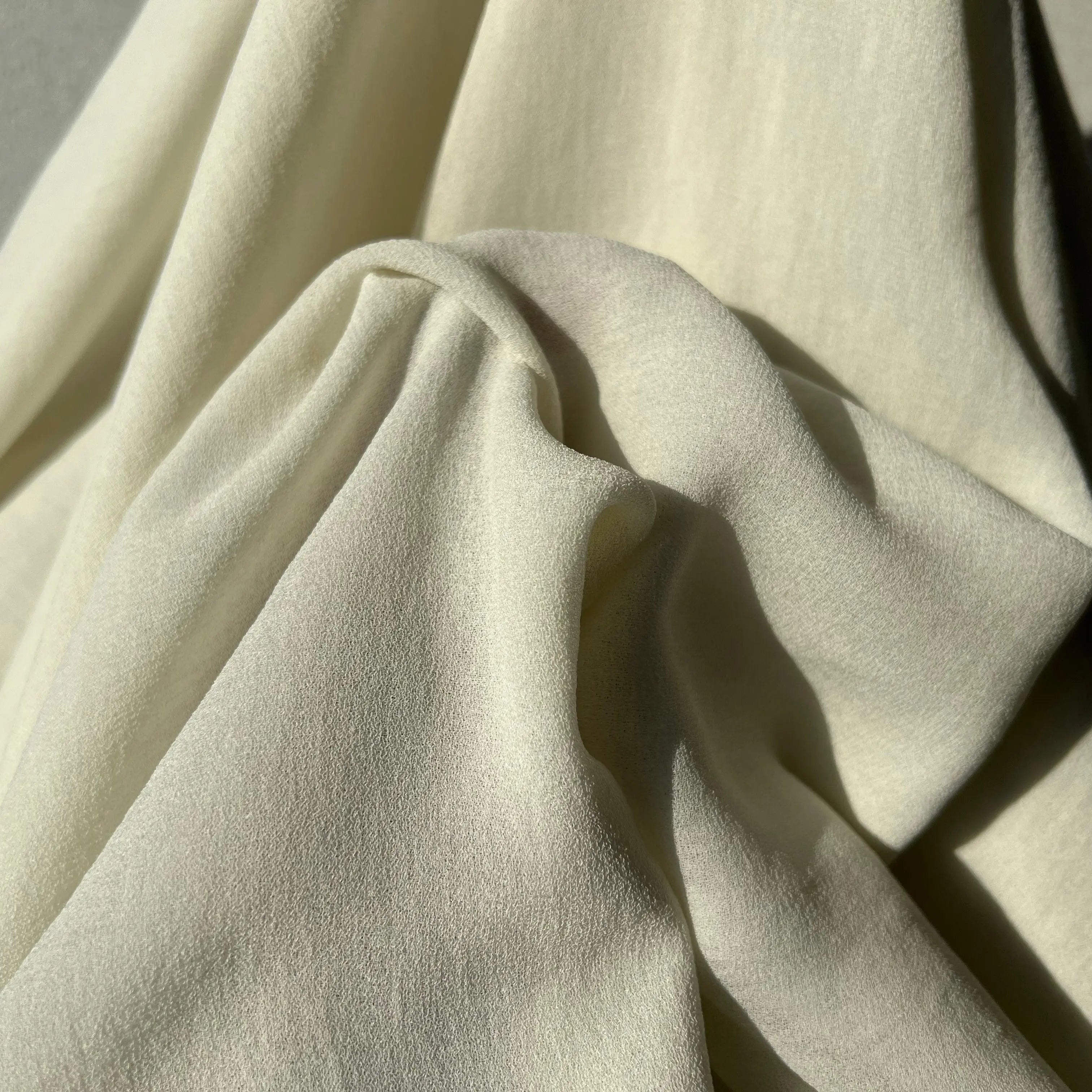 VOILE CRINCKLE (CRÊPE) VISCOSE BLANC CASSÉ - My Little Coupon - tissu - coudre