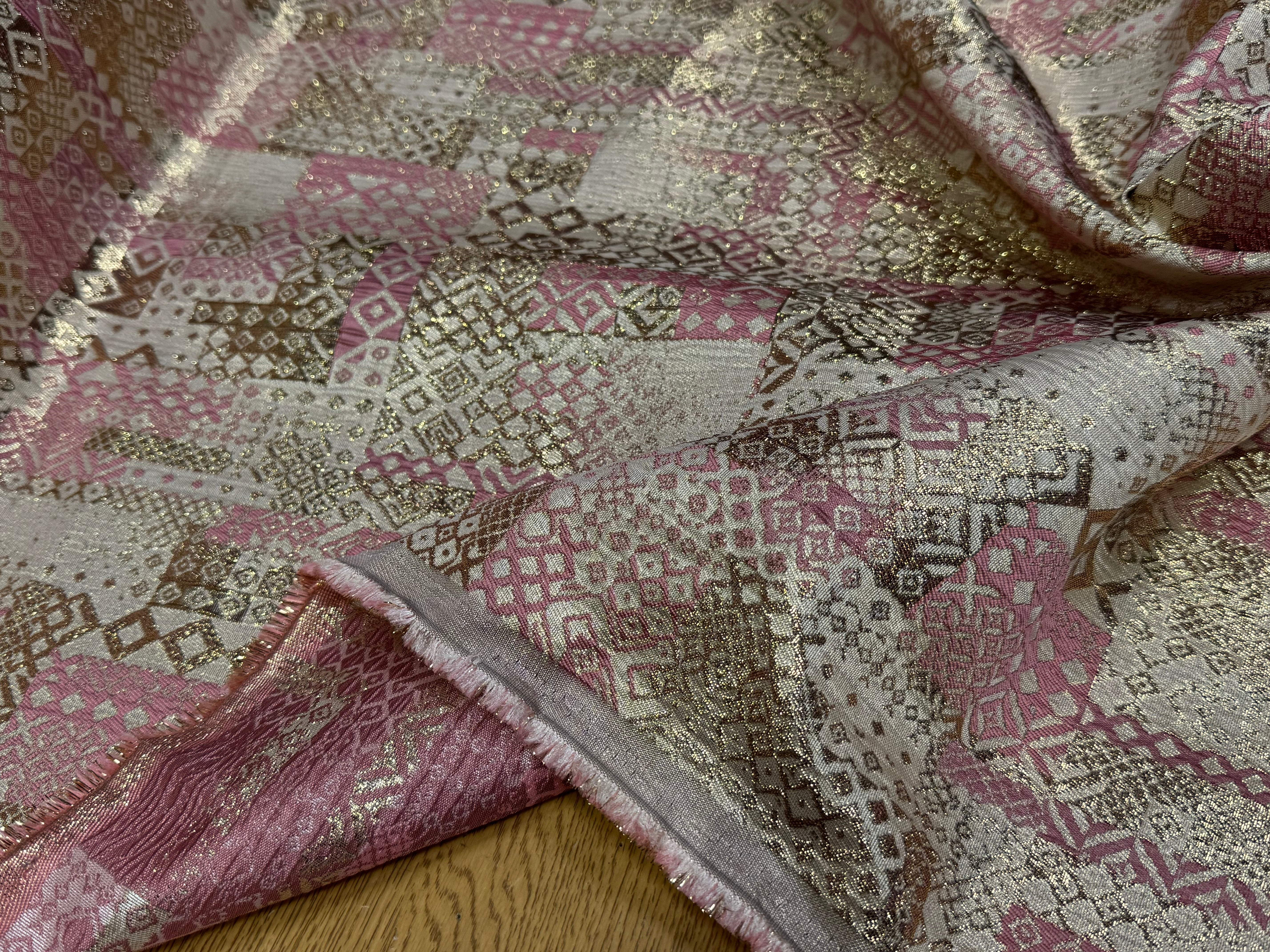BROCART ARGENTÉ GÉOMETRIQUE ROSE - My Little Coupon