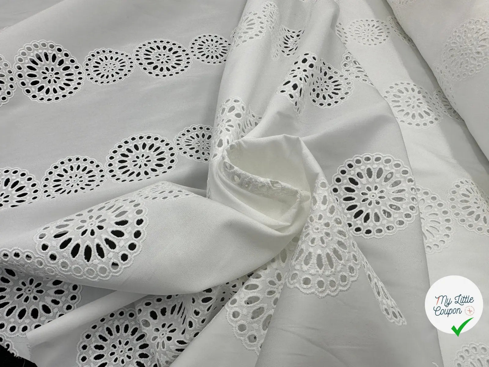 BRODERIE SUR POPELINE COTON BLANC NEIGE MOTIF ROSACE CELESTE - My Little Coupon - tissu - coudre