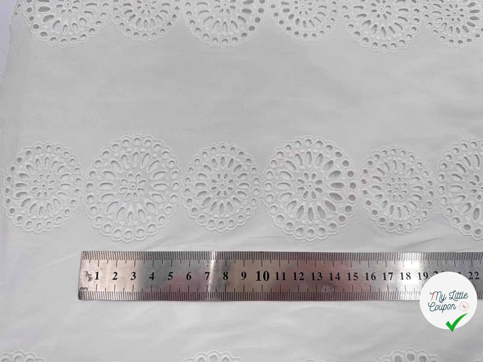 BRODERIE SUR POPELINE COTON BLANC NEIGE MOTIF ROSACE CELESTE - My Little Coupon - tissu - coudre