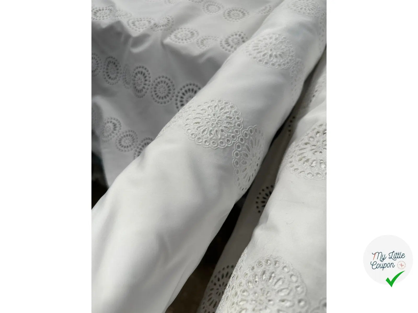 BRODERIE SUR POPELINE COTON BLANC NEIGE MOTIF ROSACE CELESTE - My Little Coupon - tissu - coudre