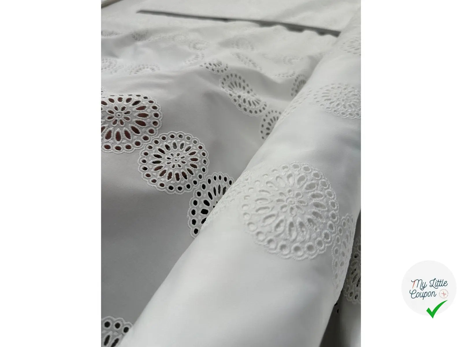 BRODERIE SUR POPELINE COTON BLANC NEIGE MOTIF ROSACE CELESTE - My Little Coupon - tissu - coudre