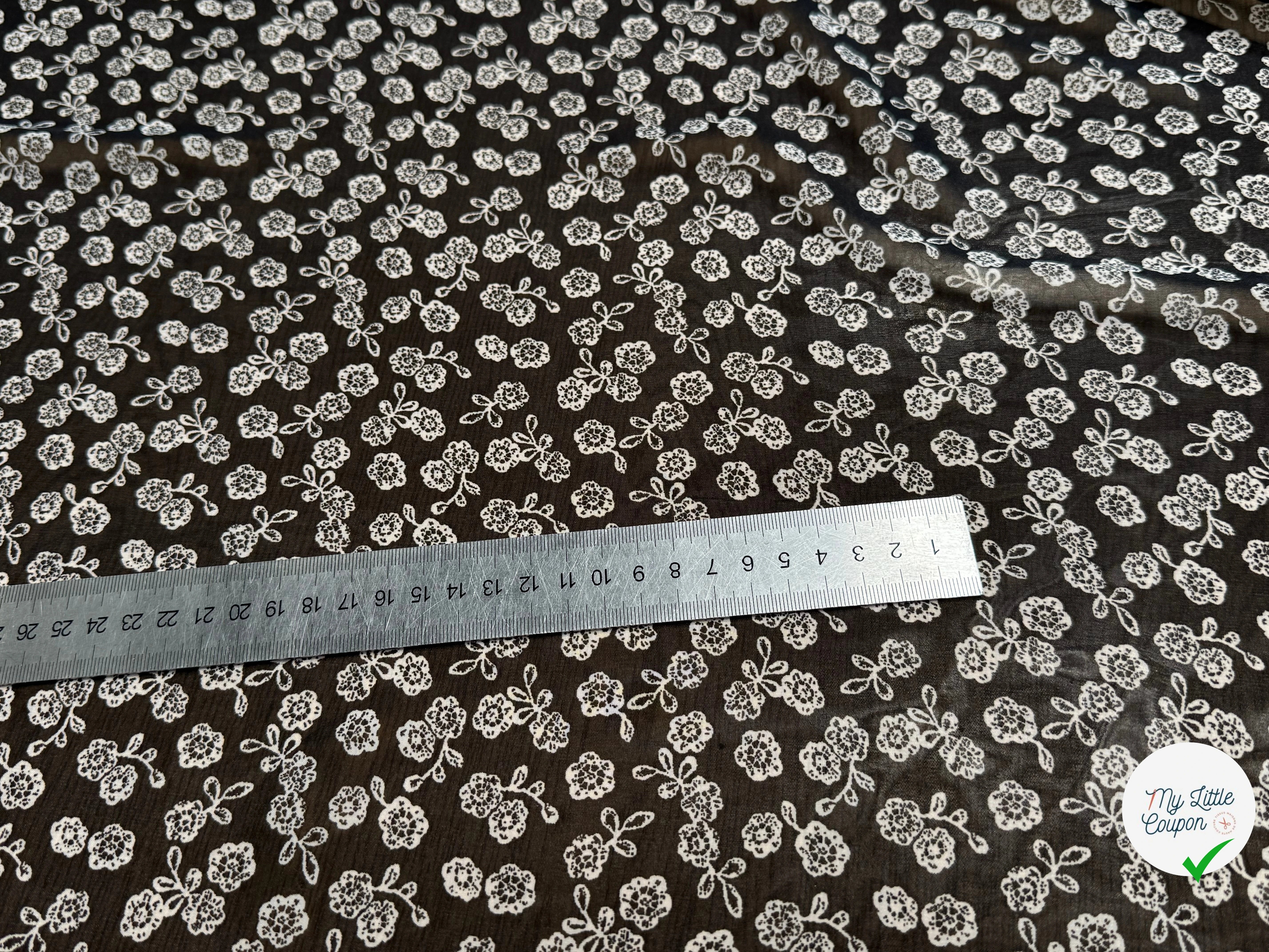 CHIFFON IMPRIMÉ CHIC MOTIFS FLORAUX BLANC SUR FOND NOIR - My Little Coupon