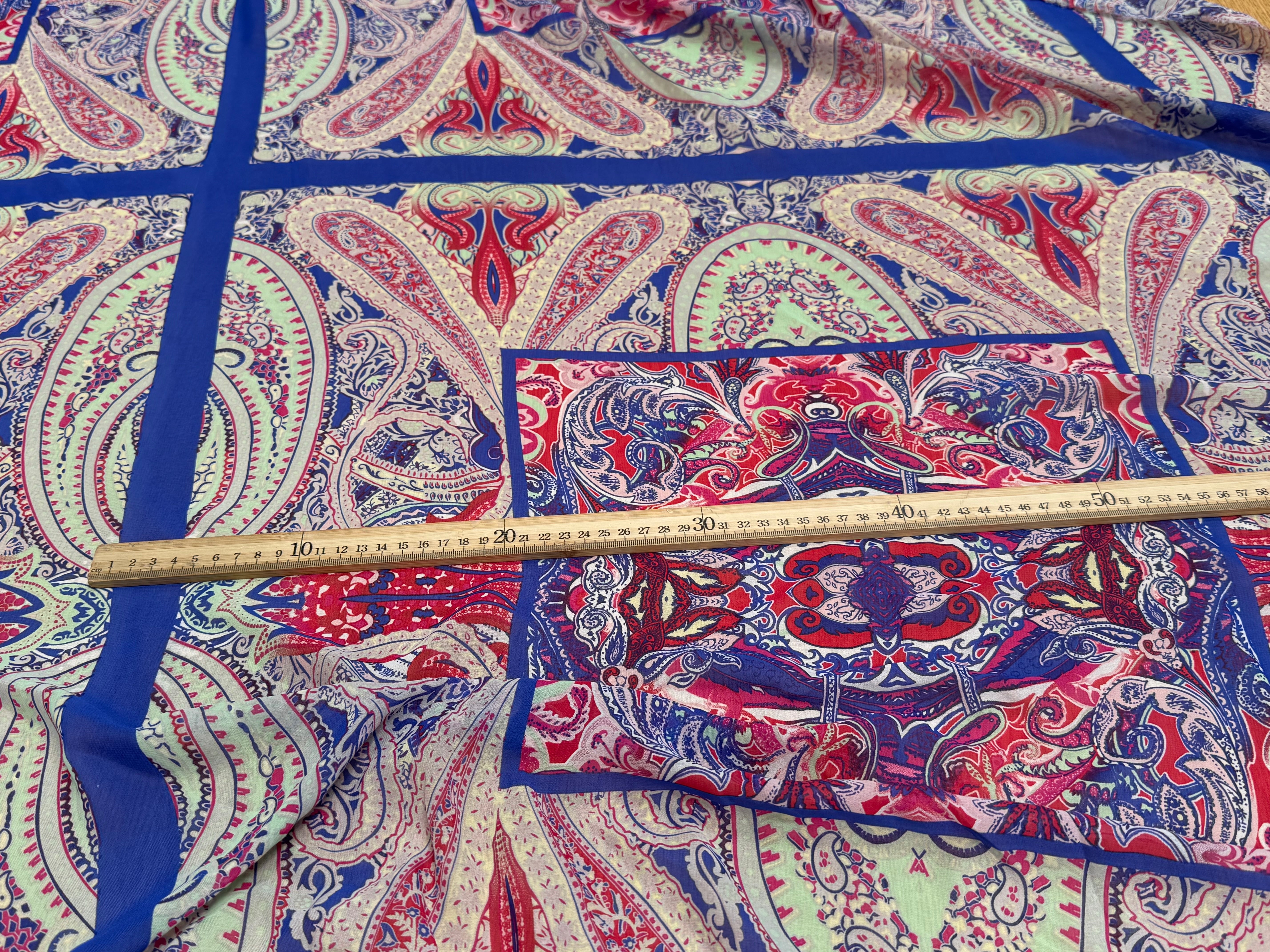 CHIFFON IMPRIMÉ GRAPHIQUE FOND BLEU PANNEAU - My Little Coupon