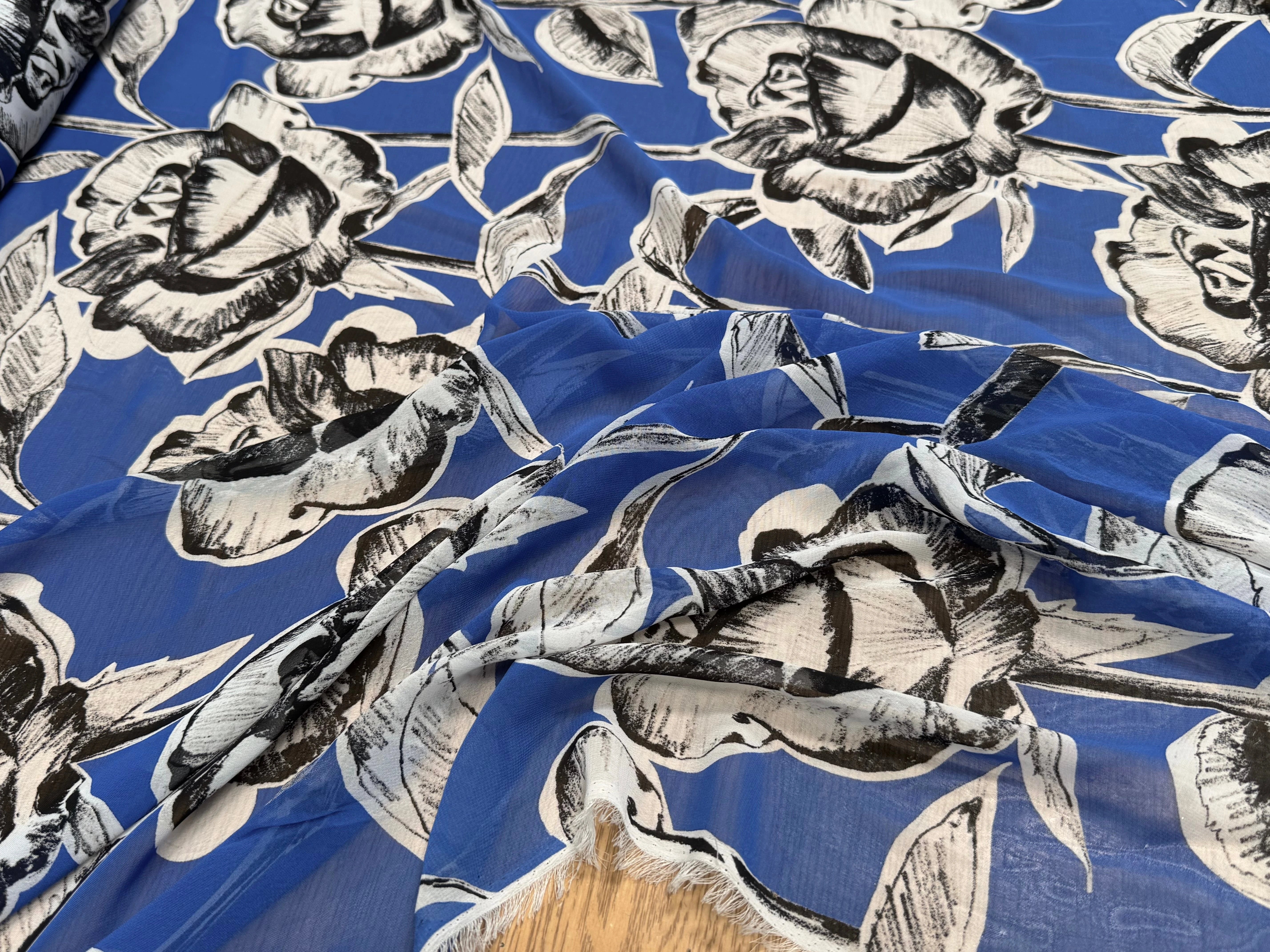 CHIFFON PRINTED FOND BLEU GROSSES FLEURS BLANC NOIR - My Little Coupon