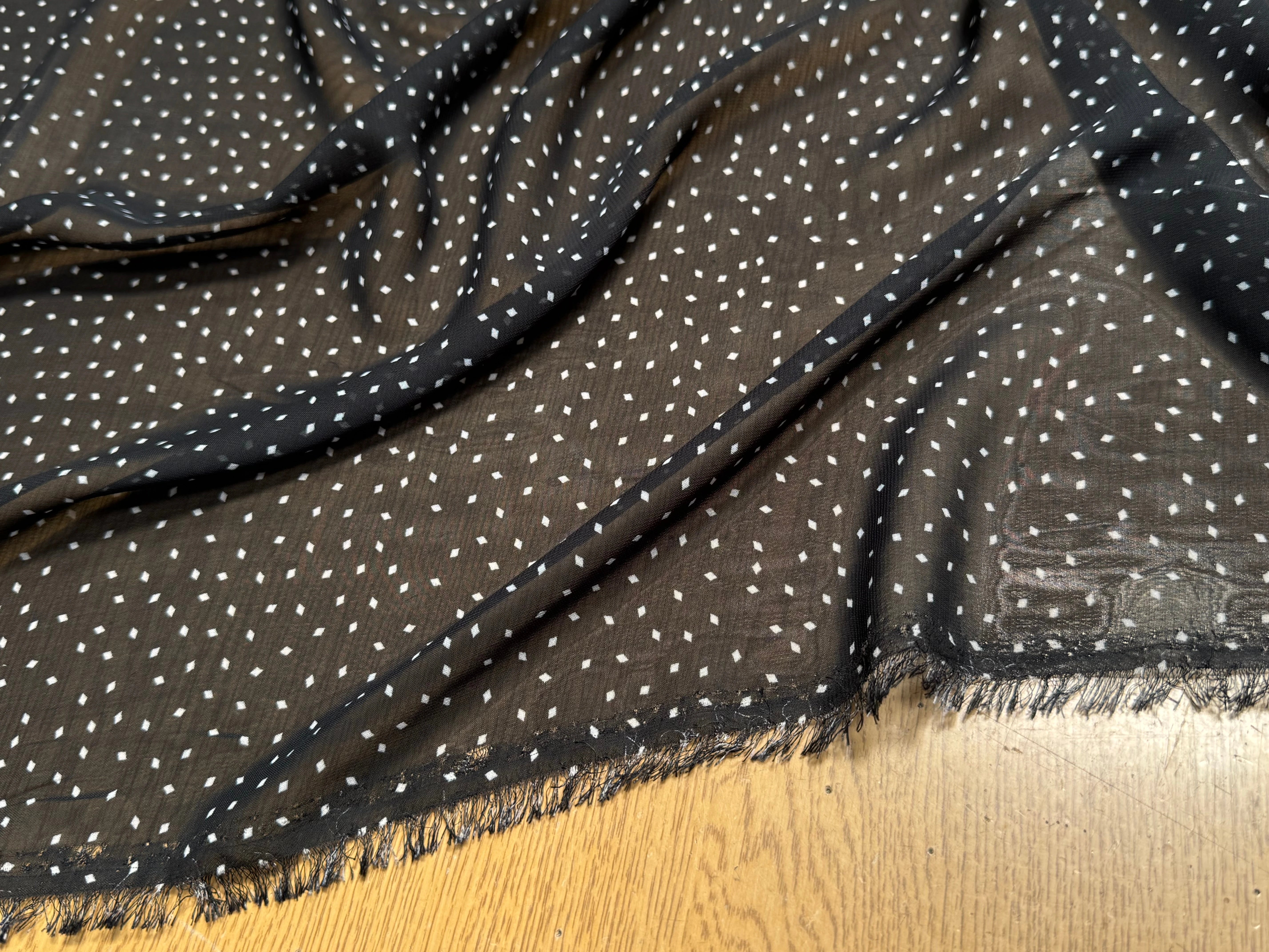 CHIFFON PRINTED POIS MINI LOSANGES FOND NOIR - My Little Coupon