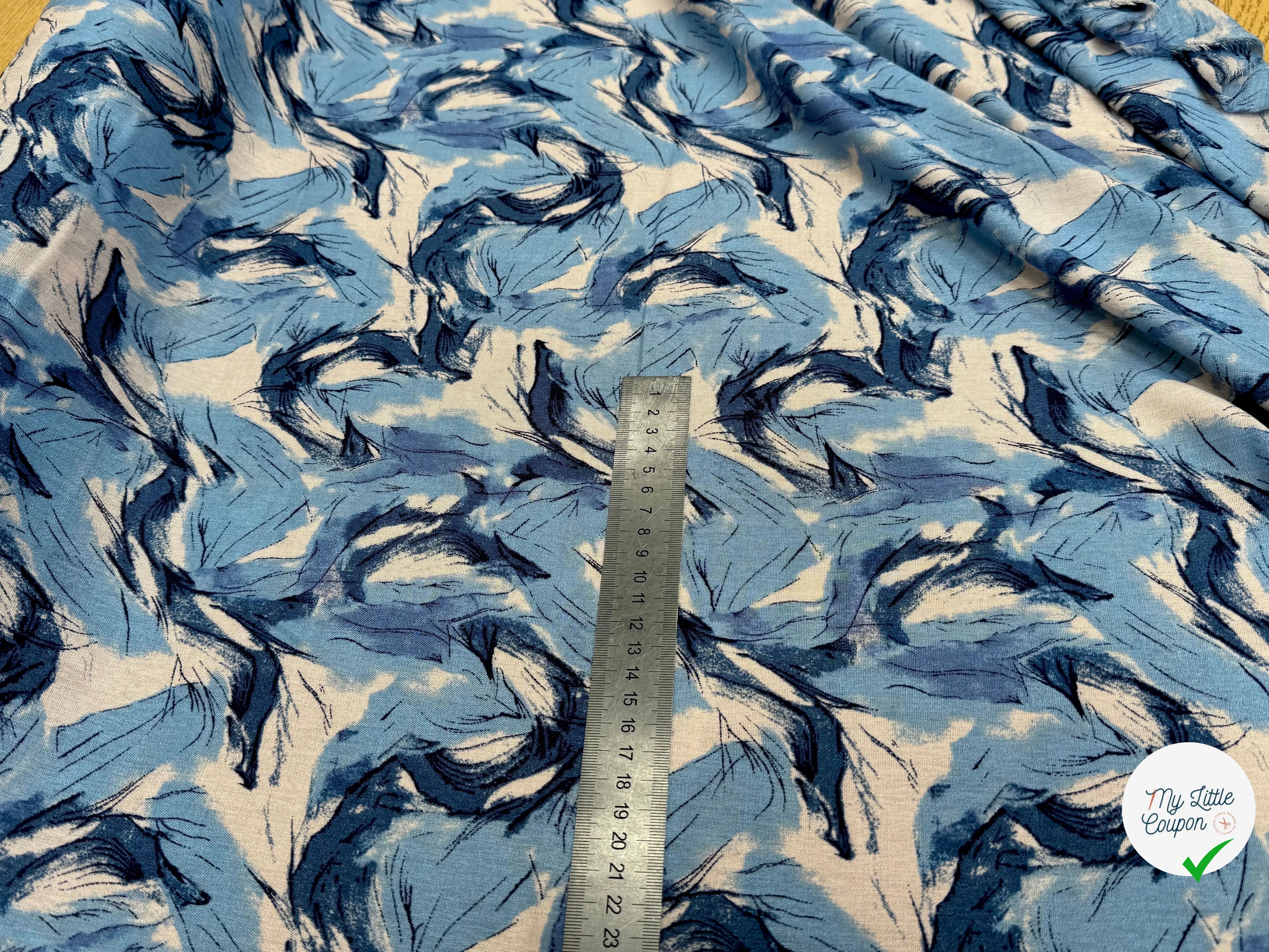 VISCOSE FLUIDE FOND BLANC IMPRIMÉE TOURBILLON BLEU ET CIEL - My Little Coupon
