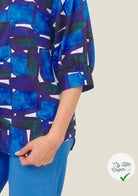 Motif graphique bleu sur tissu coton