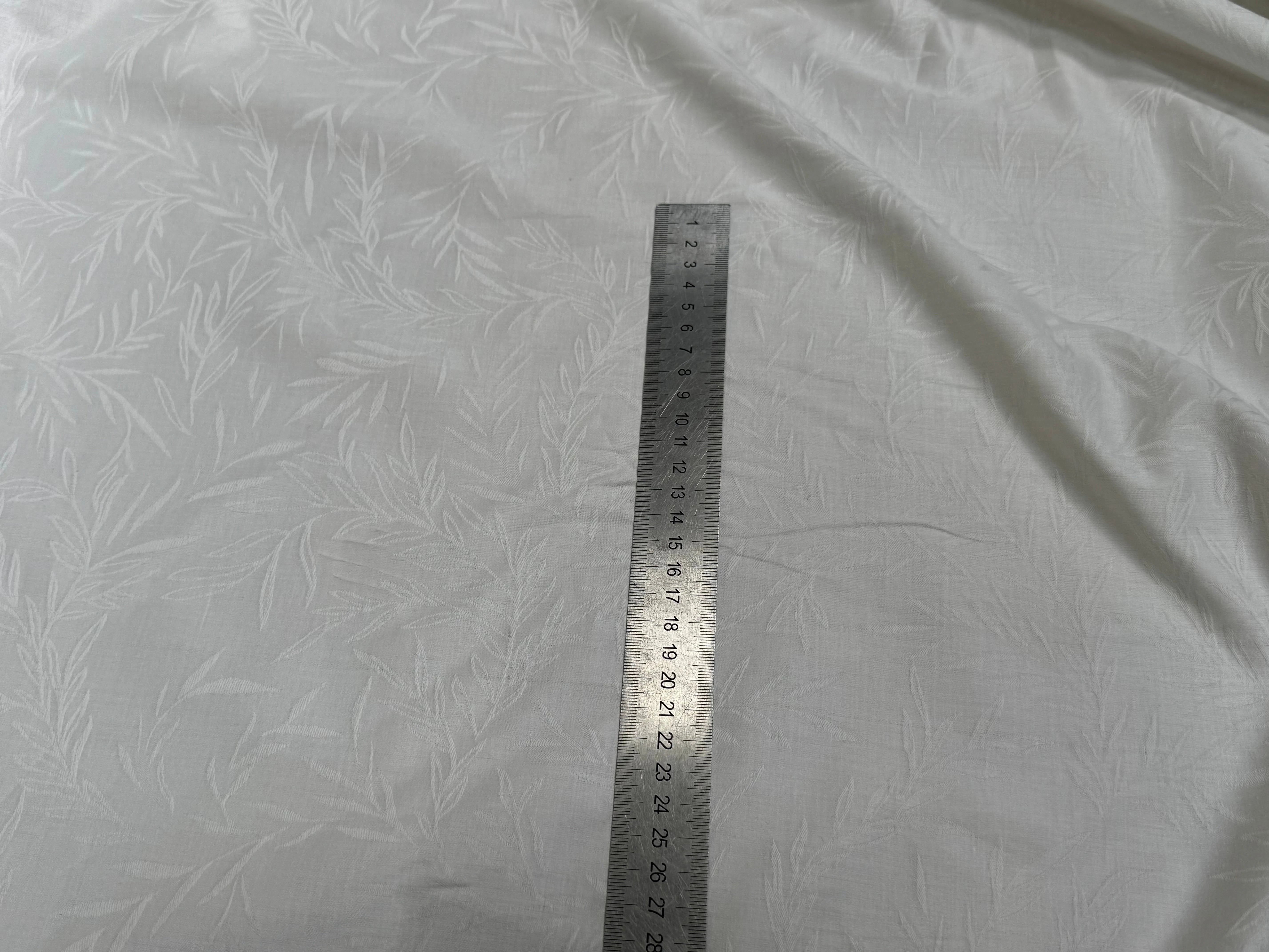 COTON JACQUARD DAMASSÉ BLANC CASSÉ MOTIFS FLORAUX 280 DE LAIZE SOFT TOUCHÉ - My Little Coupon