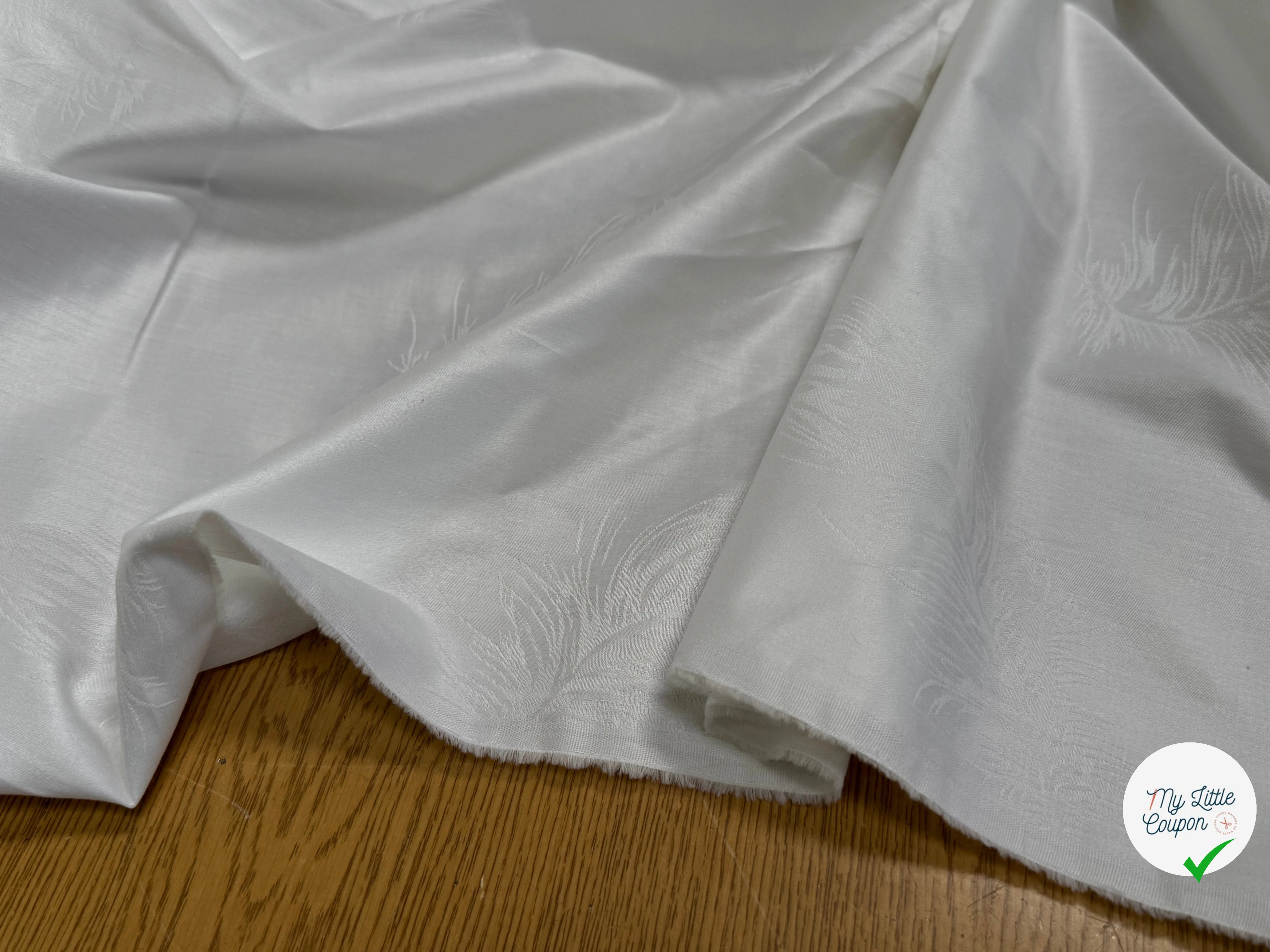 COTON JACQUARD DAMASSÉ BLANC MOTIFS PLUMES 280 DE LAIZE SOFT TOUCHÉ LÉGÈREMENT SATINÉ - My Little Coupon