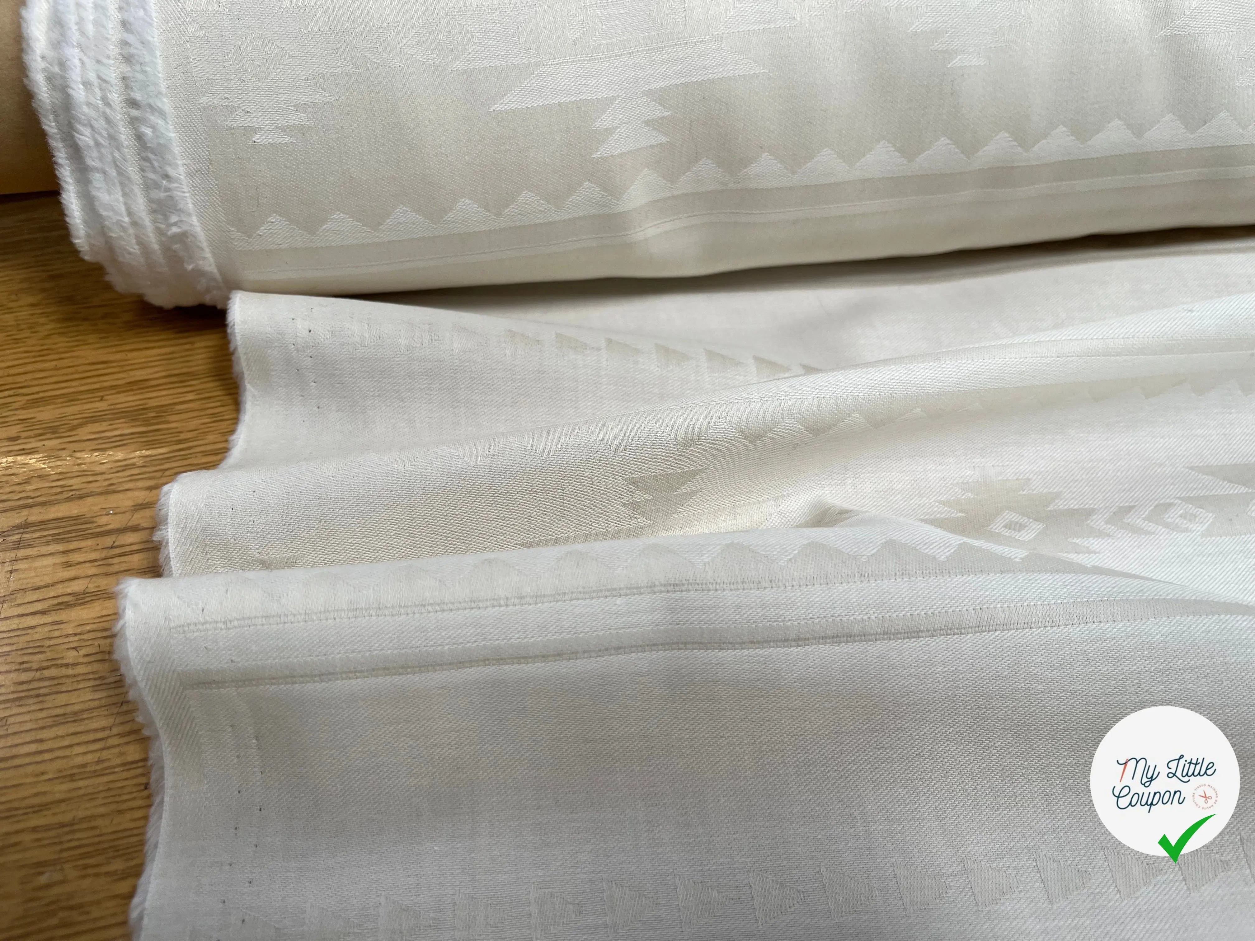 COTON SOYEUX SERGÉE MOTIF TON SUR TON GÉOMETRIQUE BEIGE - My Little Coupon