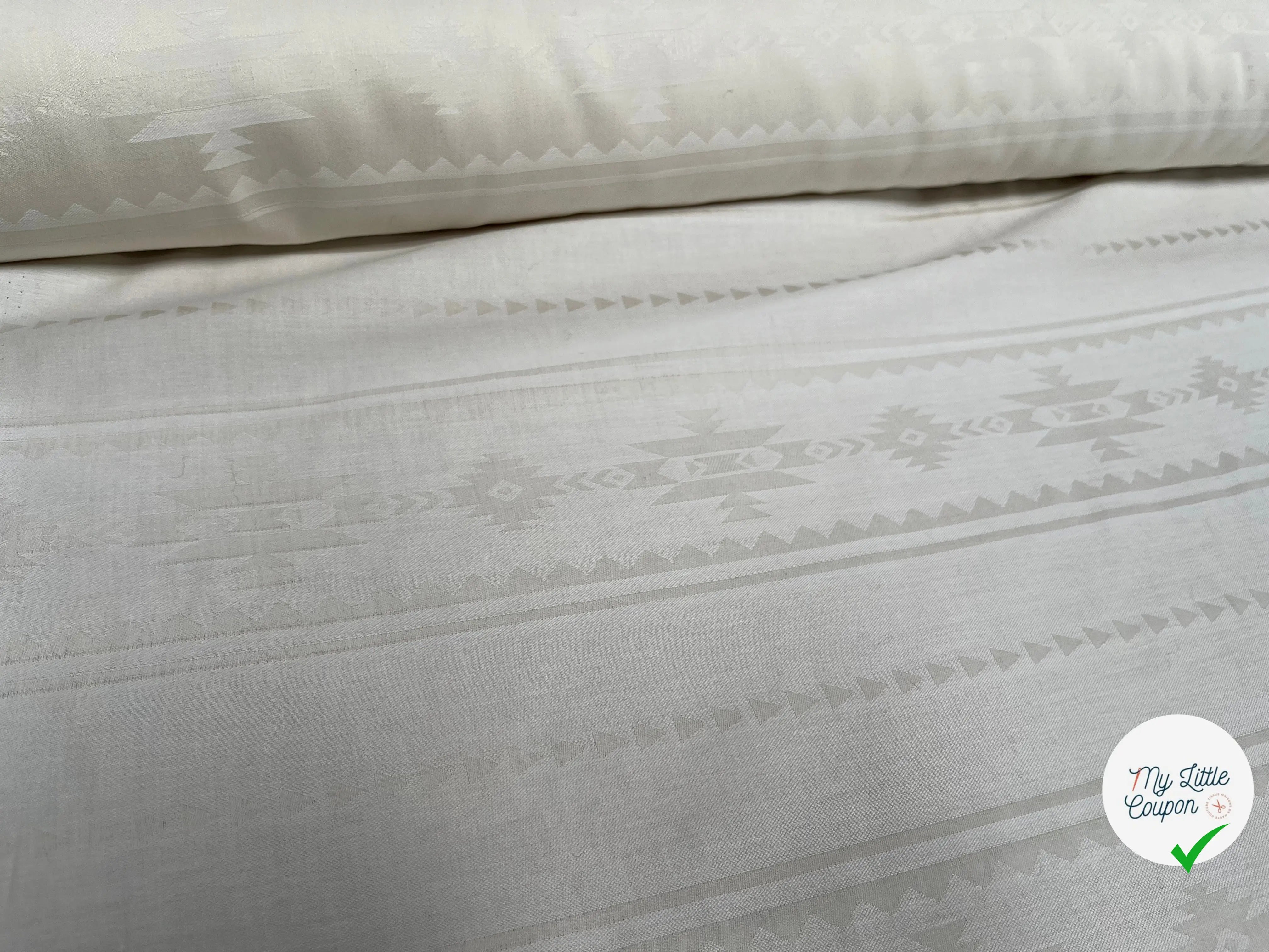 COTON SOYEUX SERGÉE MOTIF TON SUR TON GÉOMETRIQUE BEIGE - My Little Coupon