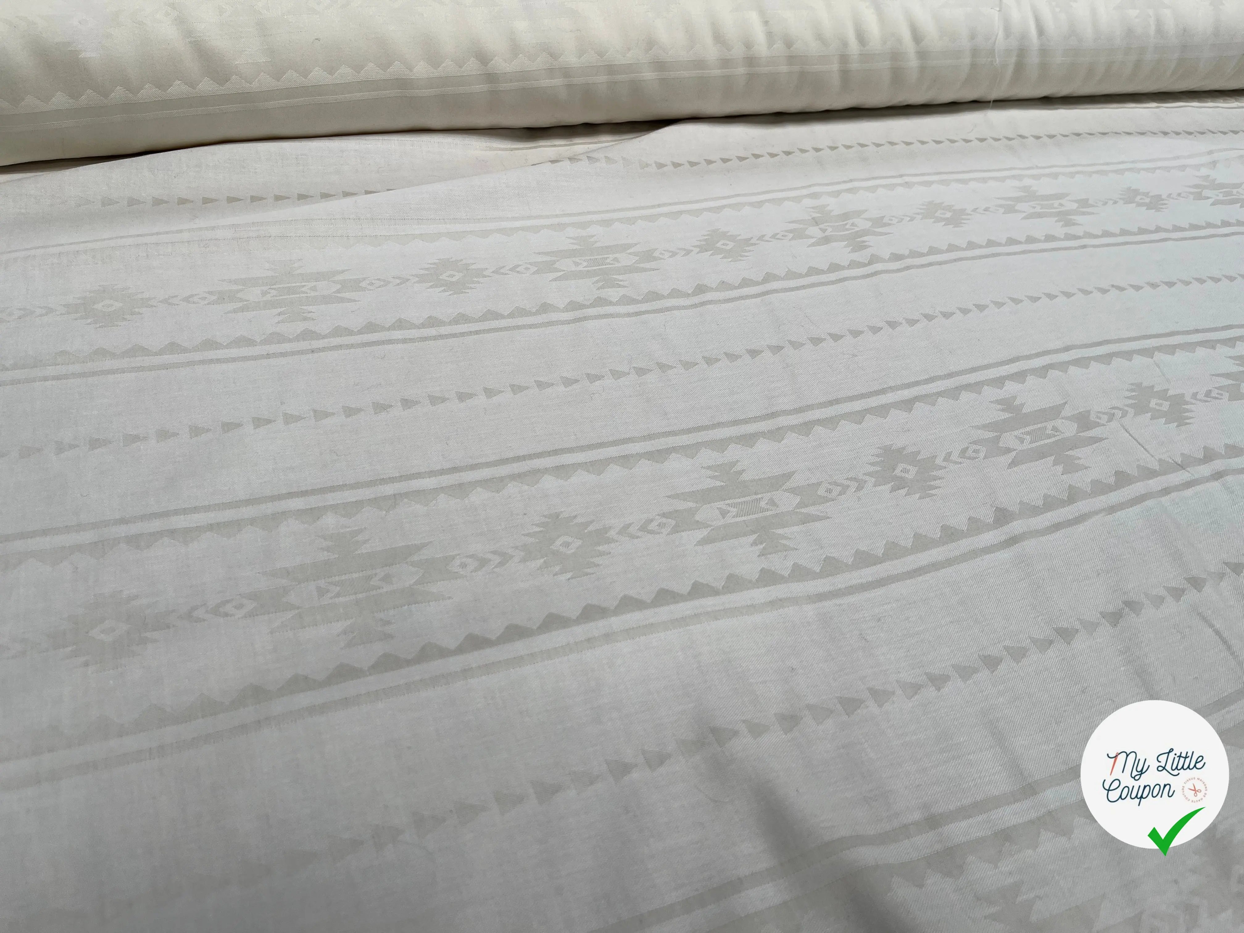 COTON SOYEUX SERGÉE MOTIF TON SUR TON GÉOMETRIQUE BEIGE - My Little Coupon