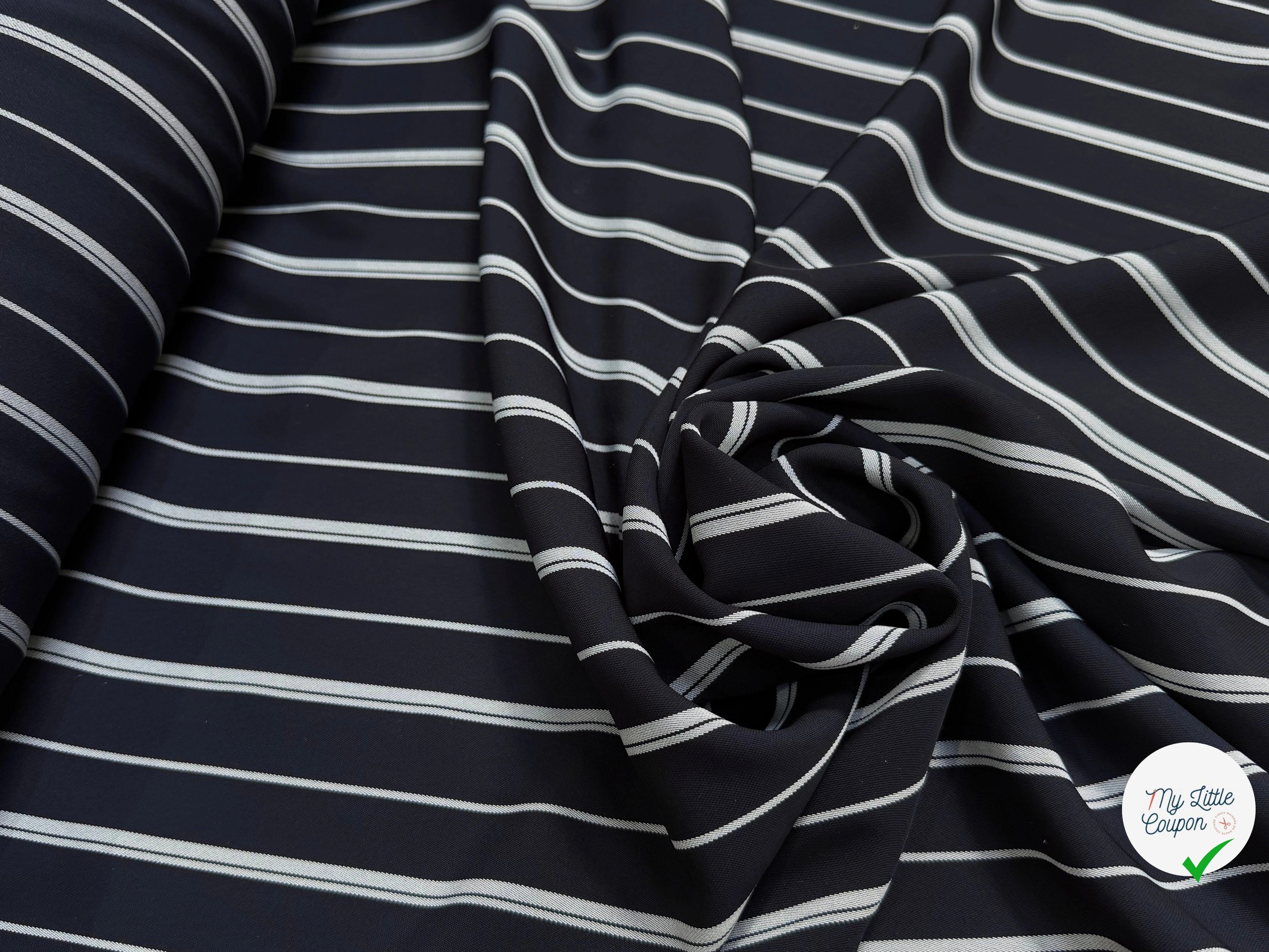 CREPE ASPECT PIQUÉ FLUIDE RAYURES BLANCHES FOND NAVY PRESQUE NOIR - My Little Coupon