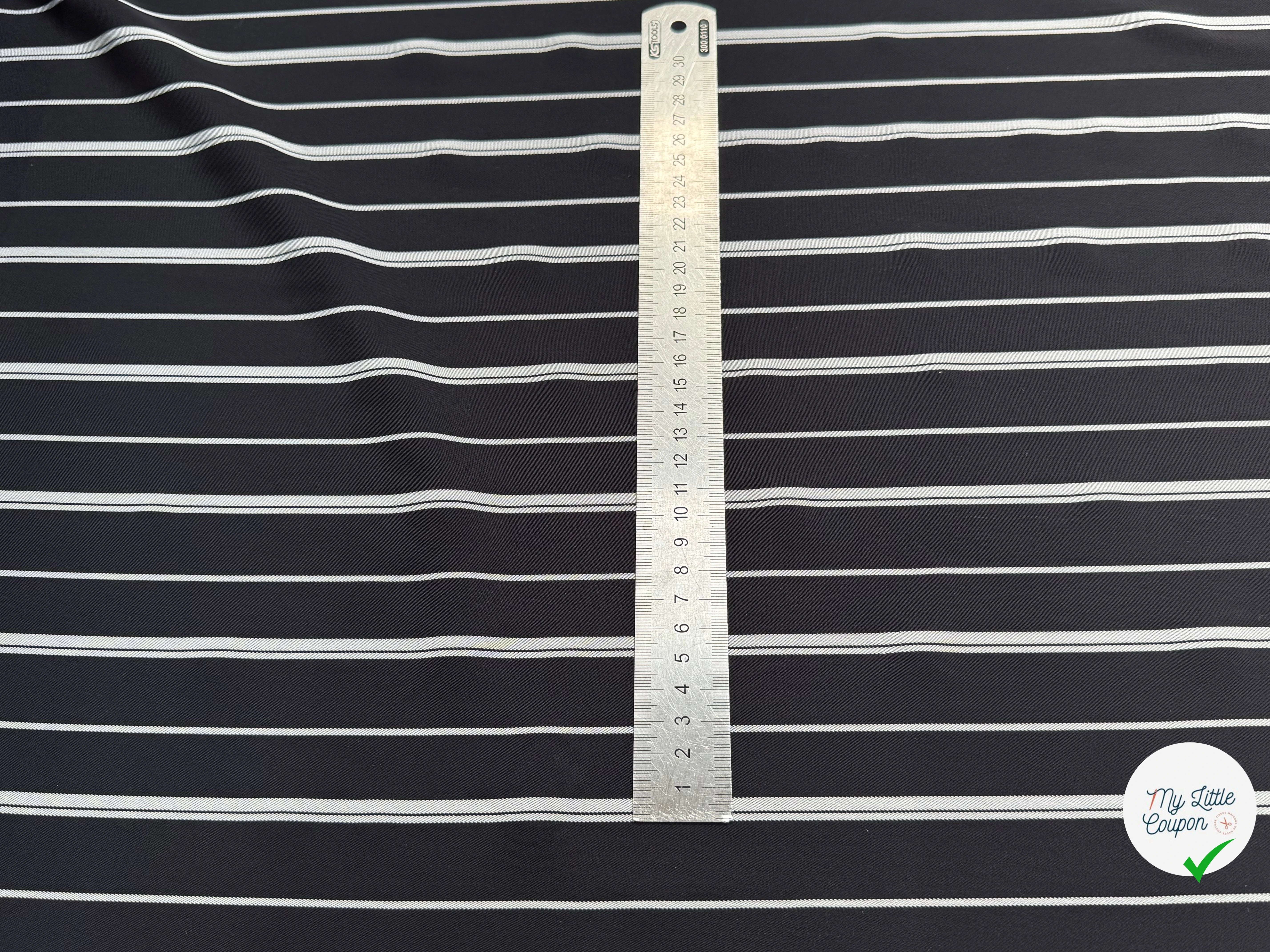 CREPE ASPECT PIQUÉ FLUIDE RAYURES BLANCHES FOND NAVY PRESQUE NOIR - My Little Coupon