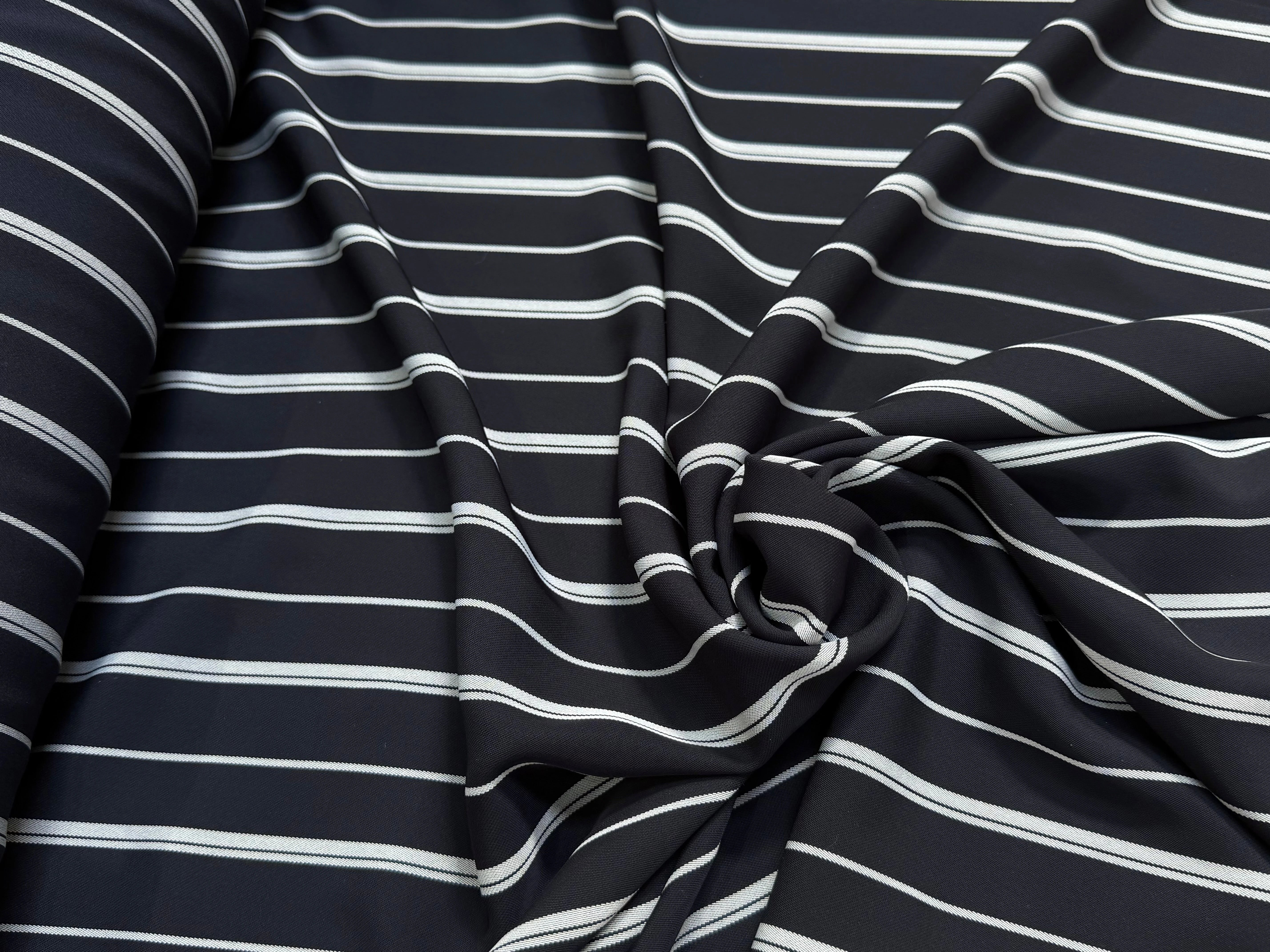 CREPE ASPECT PIQUÉ FLUIDE RAYURES BLANCHES FOND NAVY PRESQUE NOIR - My Little Coupon