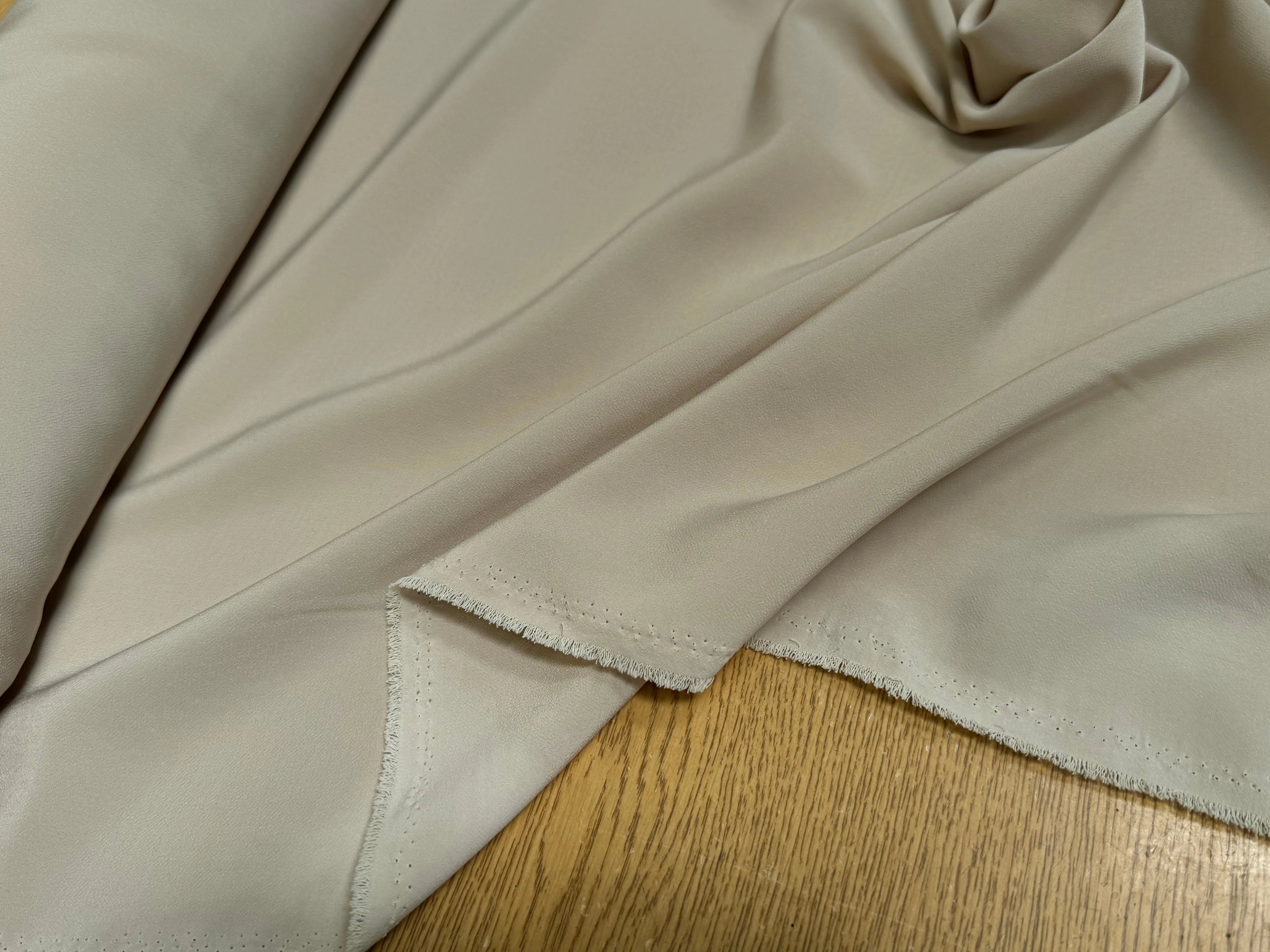 CREPE BEAU TOMBÉ BEIGE VANILLE LÉGÈREMENT SATINÉ - My Little Coupon