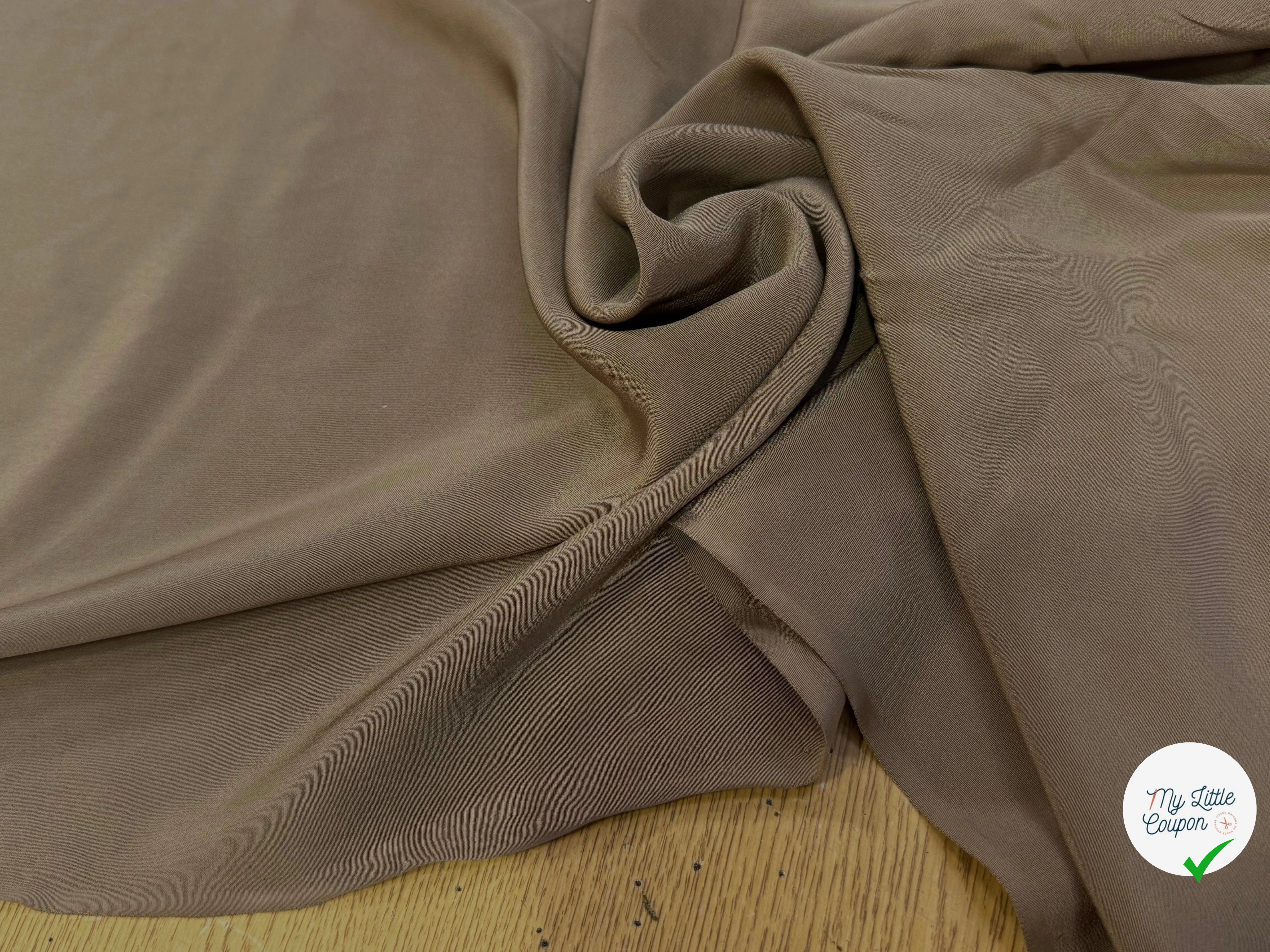 CREPE DE SOIE LÉGÈREMENT STRETCH CAFÉ LATTE SATINÉ - My Little Coupon