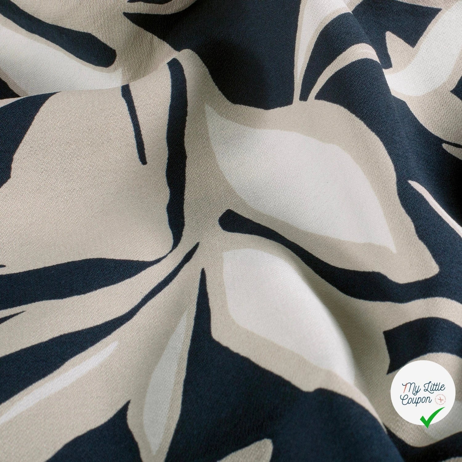 Crêpe de viscose fleurs bleu marine