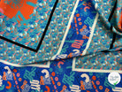 CRÊPE DE VISCOSE FLUIDE IMPRIMÉ TYPOGRAPHIQUE BLEU ET ORANGE FANTASY TYPO ORANGE - My Little Coupon
