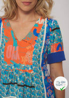 CRÊPE DE VISCOSE FLUIDE IMPRIMÉ TYPOGRAPHIQUE BLEU ET ORANGE - My Little Coupon