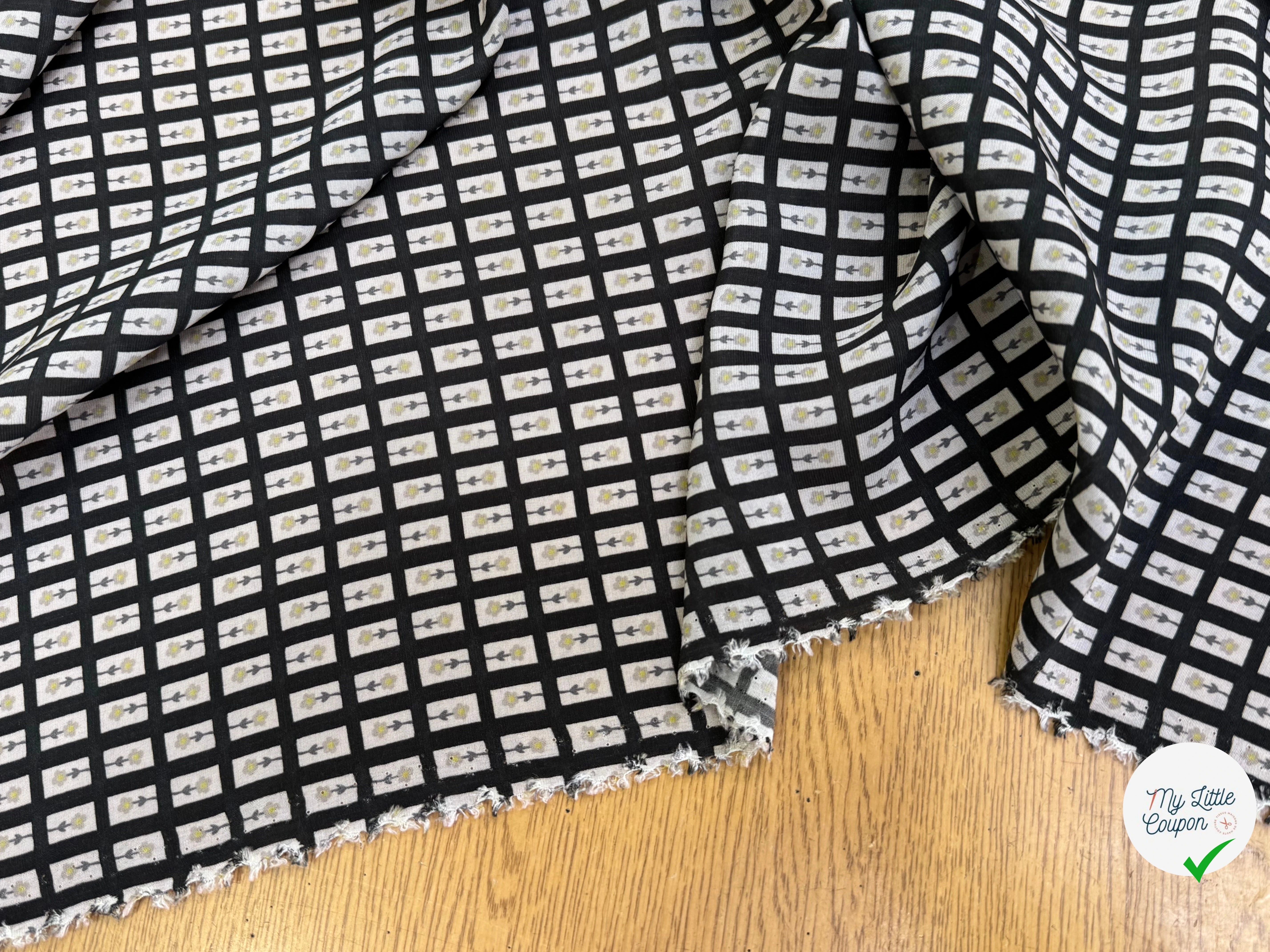 CRÊPE DE VISCOSE IMPRIMÉ SEMIS DE FLEURS FOND NOIR - My Little Coupon