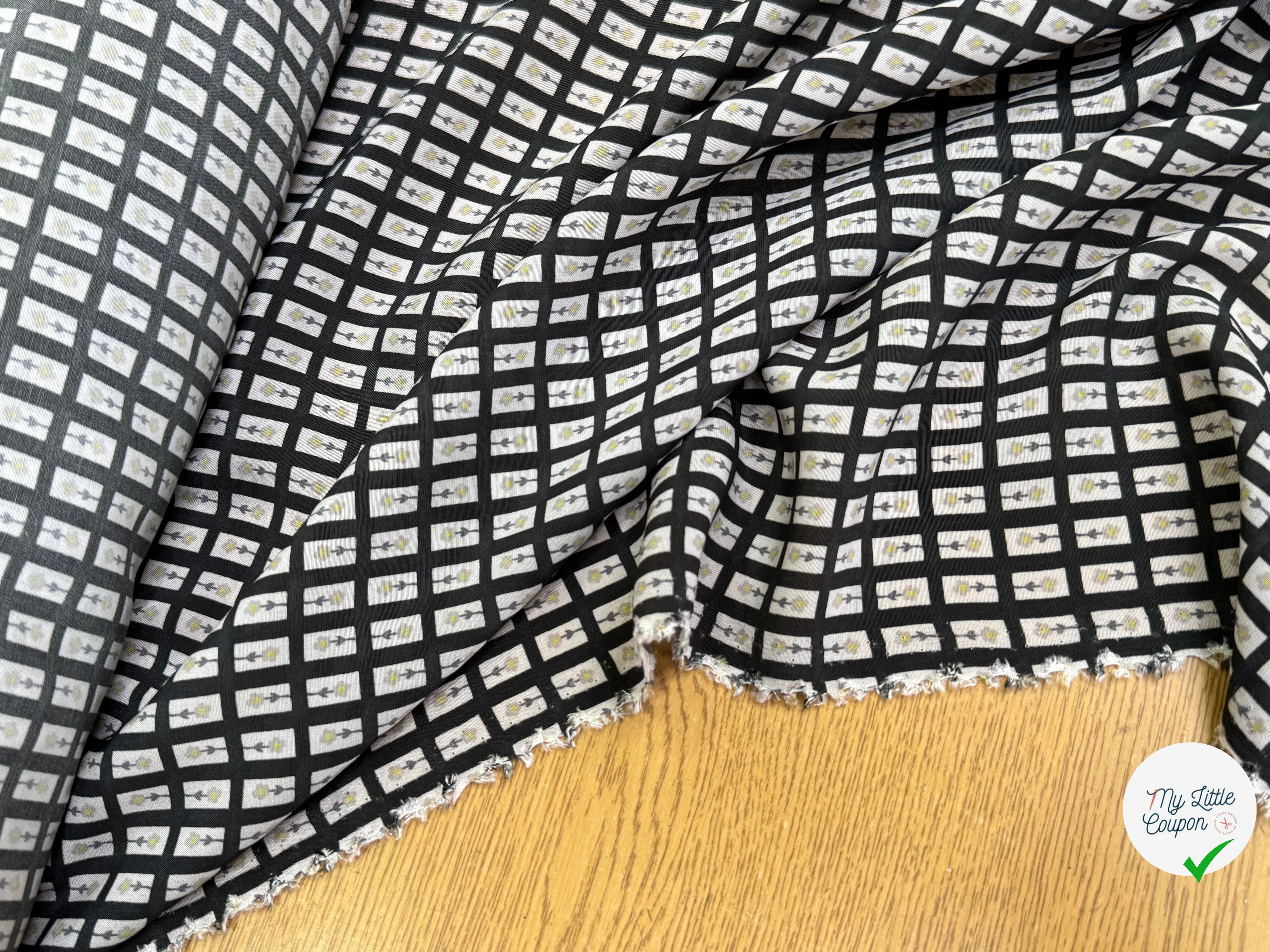 CRÊPE DE VISCOSE IMPRIMÉ SEMIS DE FLEURS FOND NOIR - My Little Coupon