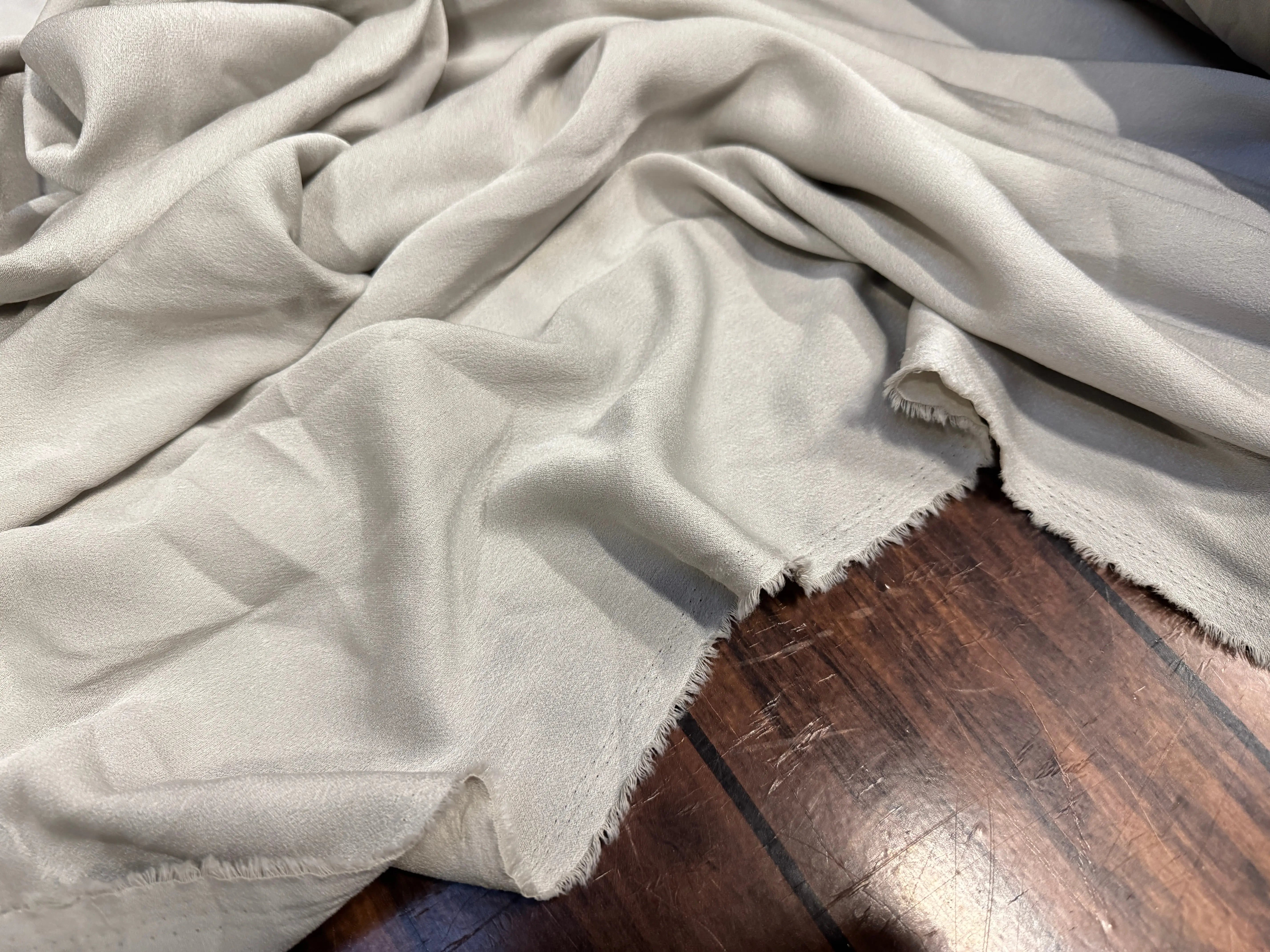 CRÊPE ENVERS SATIN LOURD ET FLUIDE COULEUR MARBRE - My Little Coupon