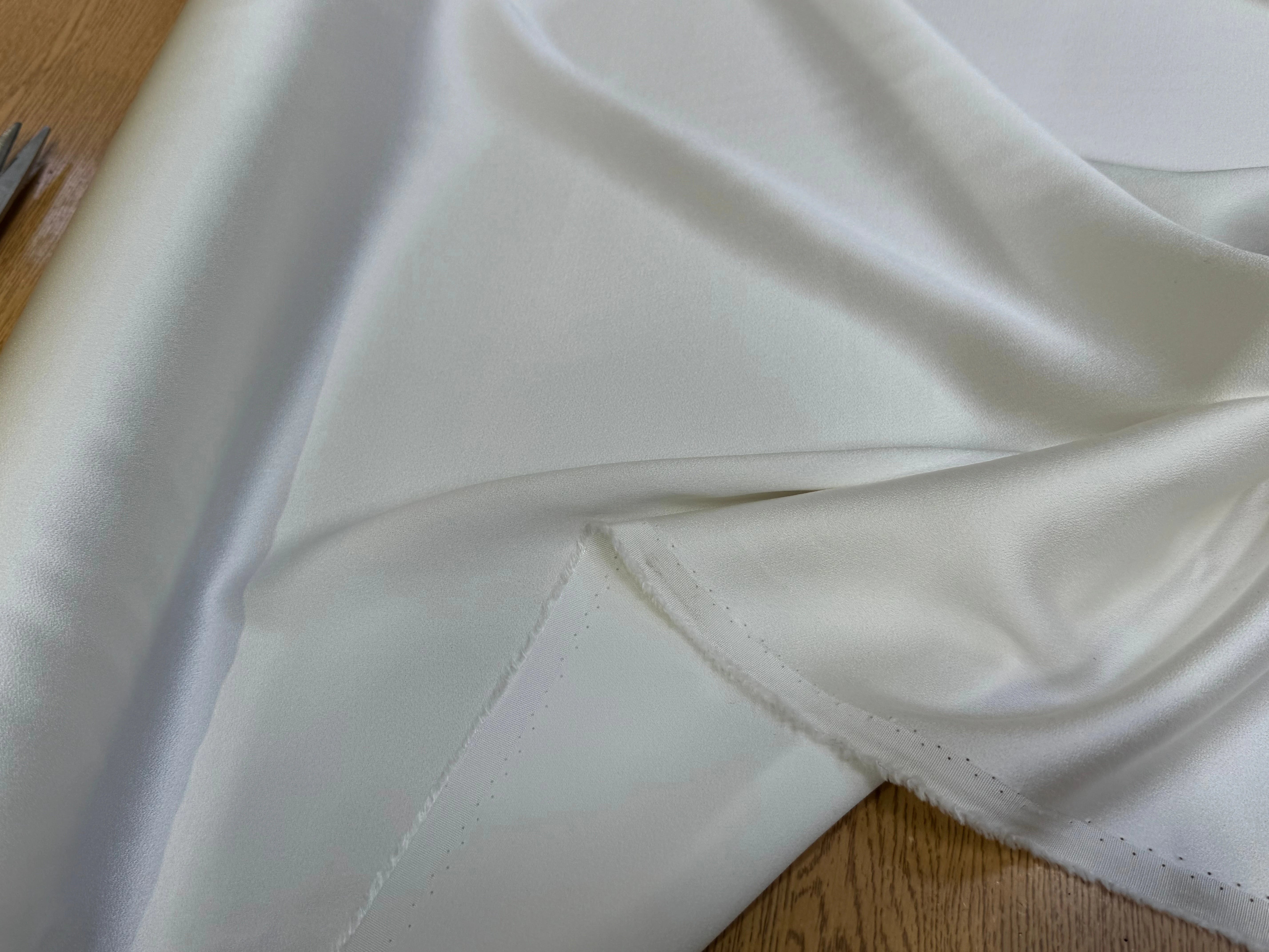 CREPE ENVERS SATIN VISCOSE ACÉTATE MAT BLANC CASSÉ - My Little Coupon