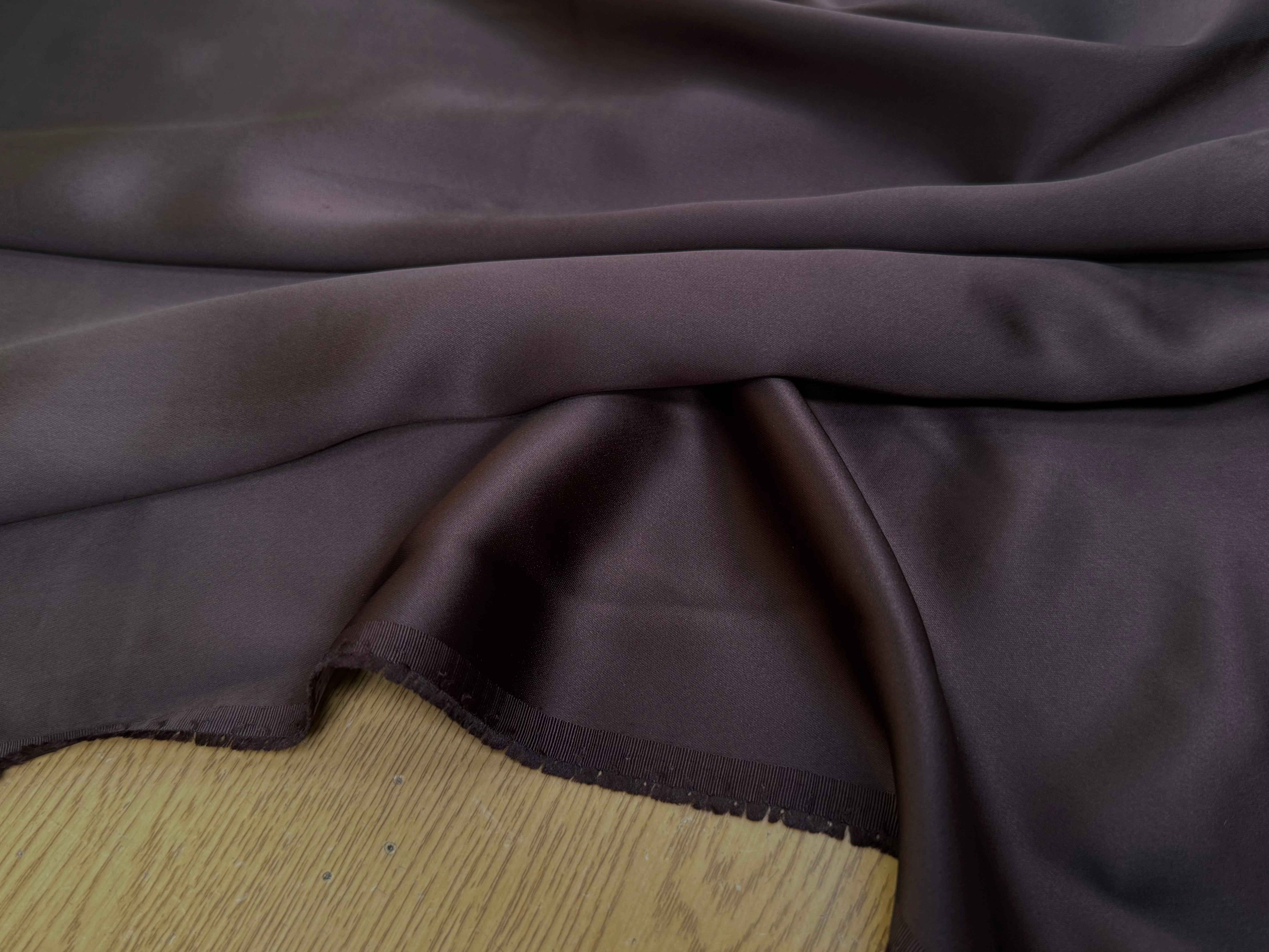 CREPE ENVERS SATIN VISCOSE BEAU TOMBÉ SMOKY BROWN - My Little Coupon