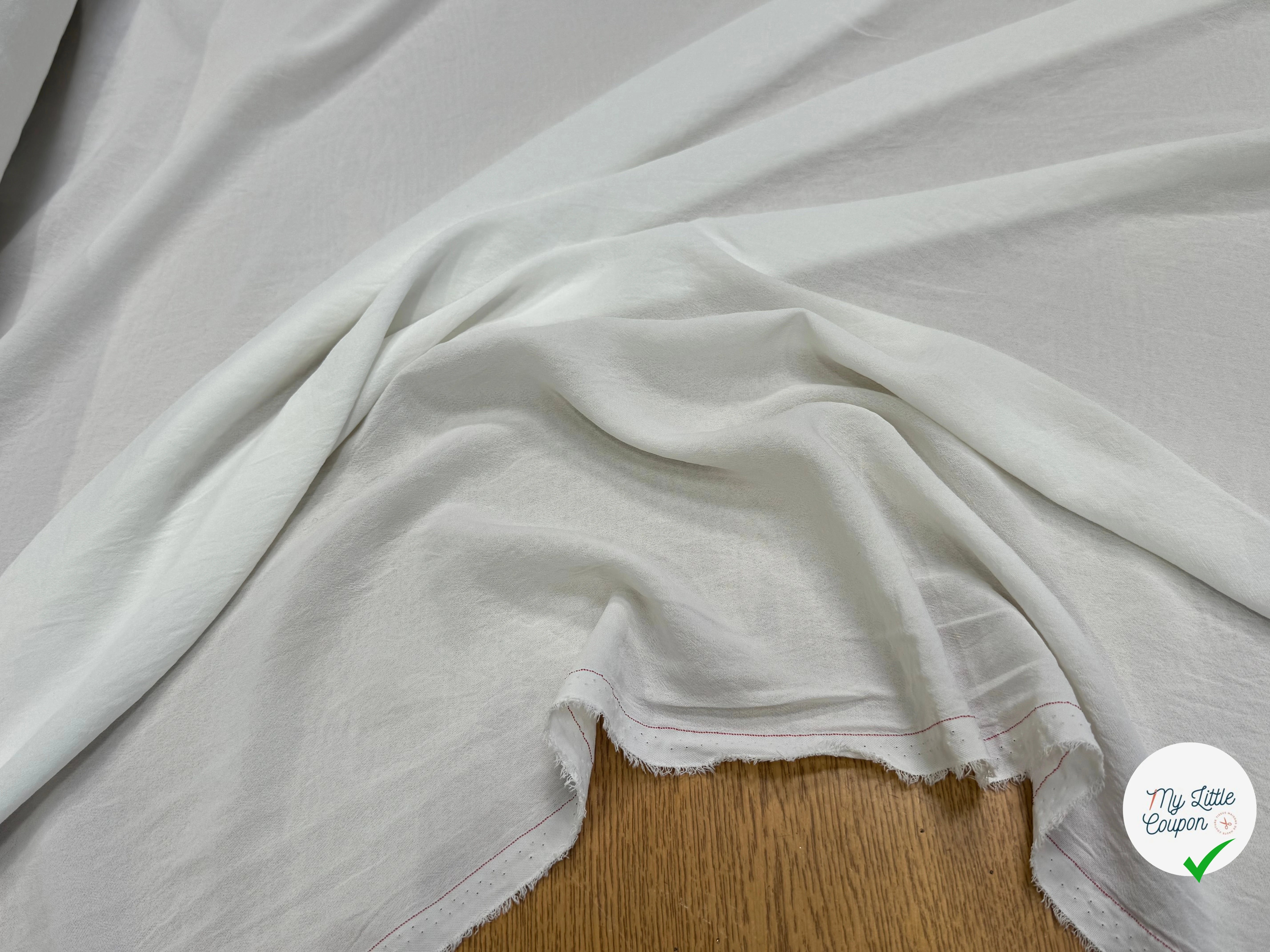 Tissu crêpe fluide texturé blanc cassé - vue de la matière
