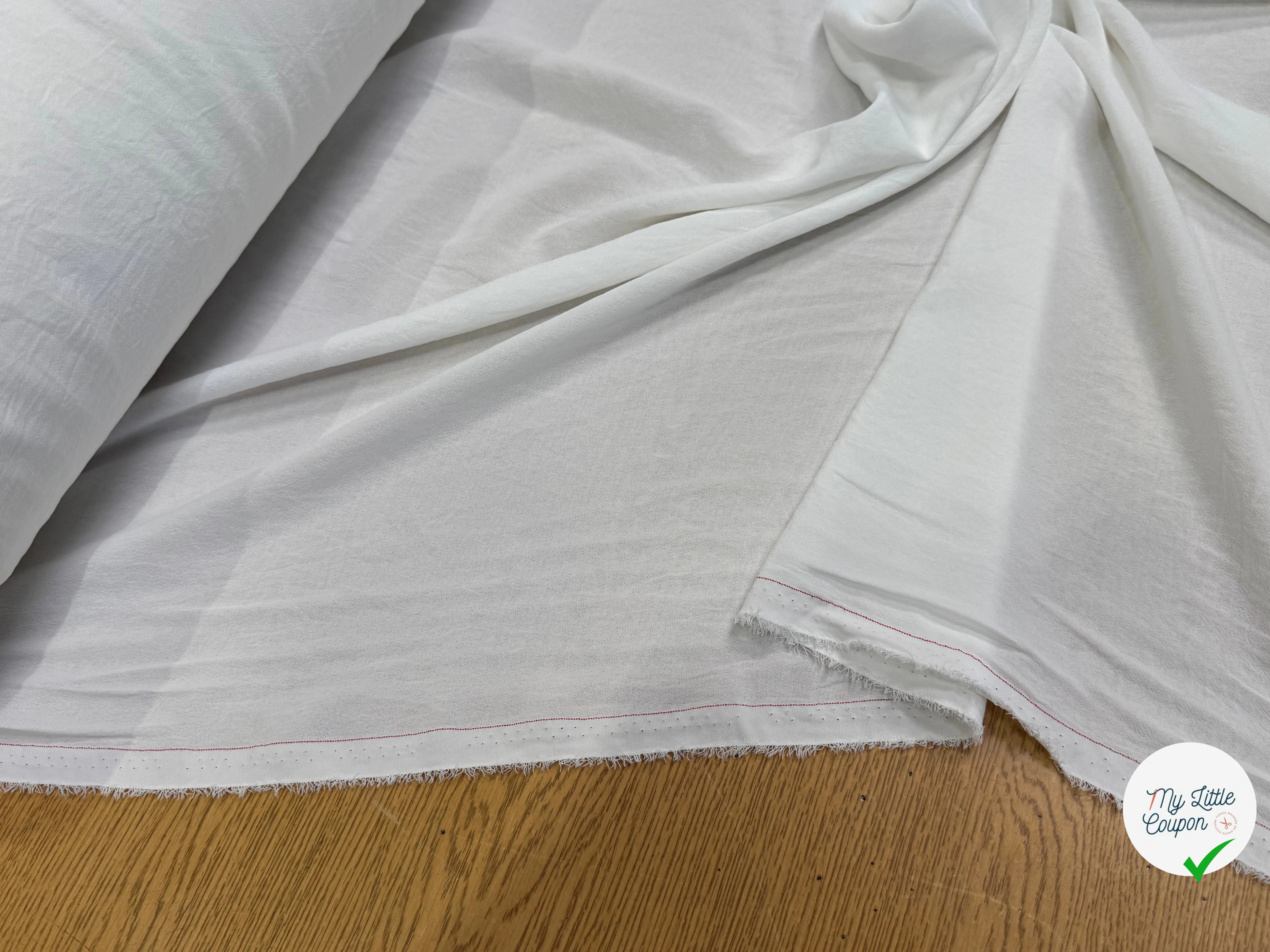 Tissu crêpe fluide texturé blanc cassé - tombé du tissu