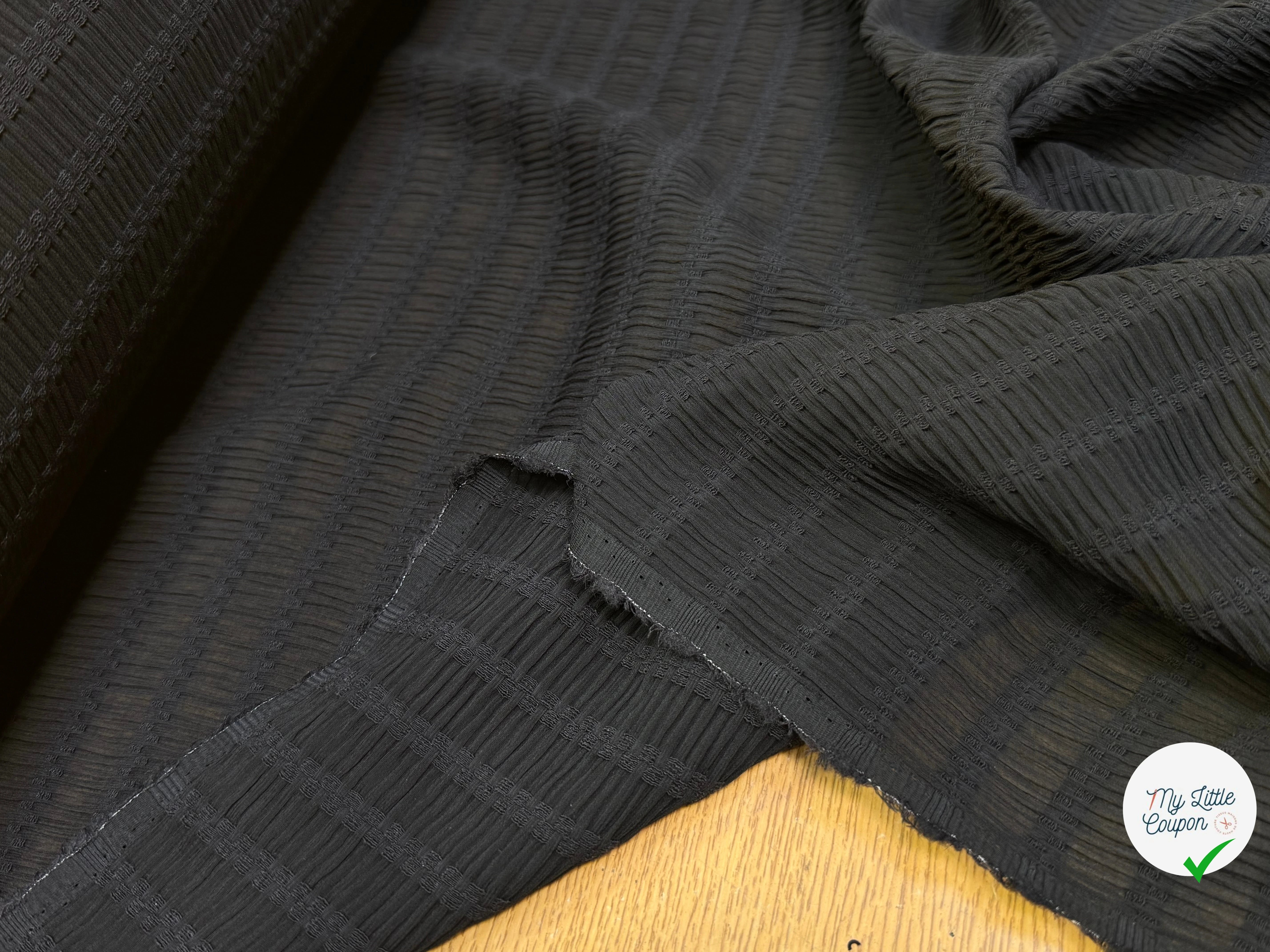 CREPE GAUFFRÉ VISCOSE SOIE ET LAINE GROSSES RAYURES TISSÉES FLUIDE NOIR - My Little Coupon