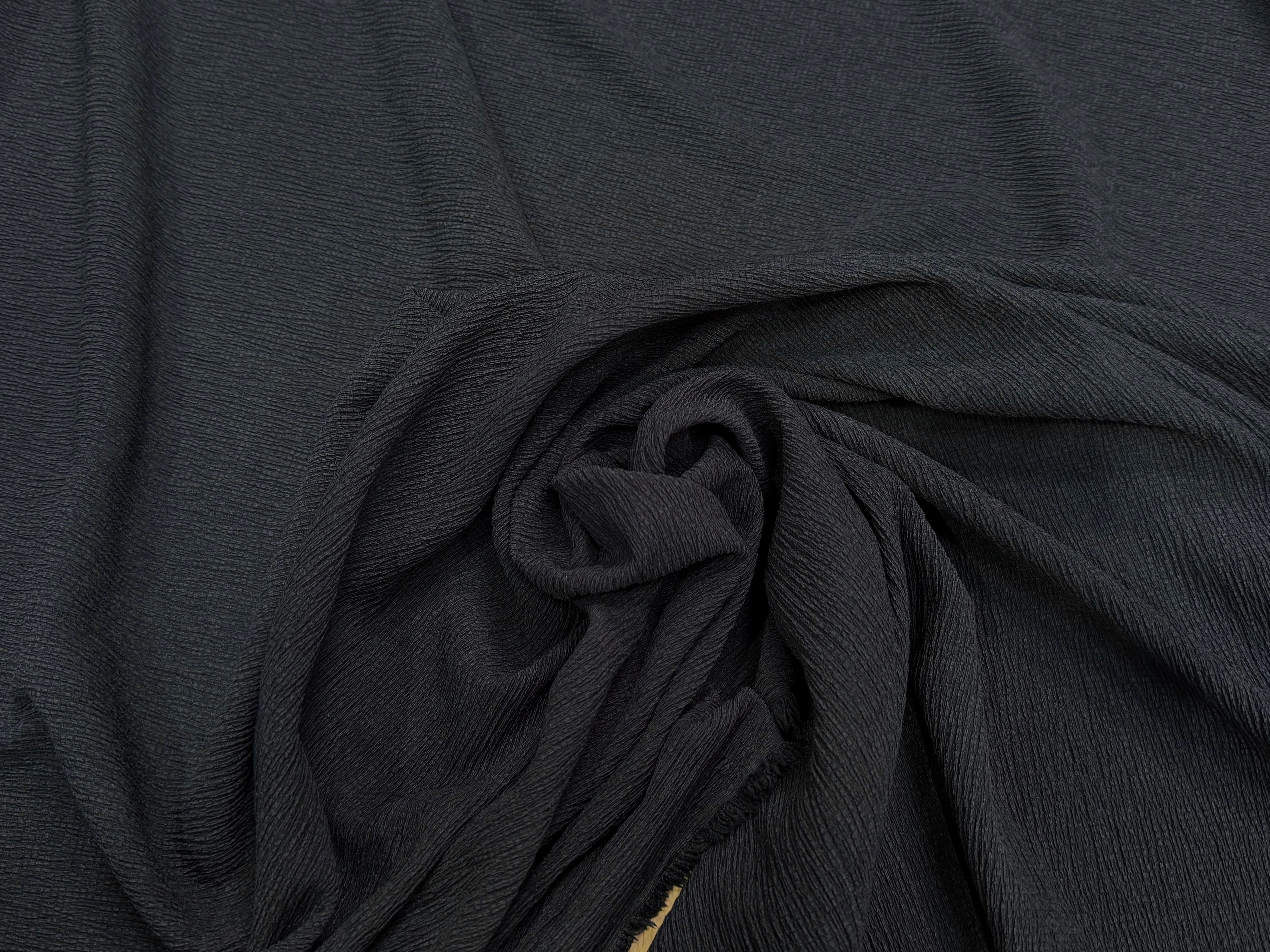 Tissu crêpe gaufré noir légèrement stretch au tombé plombant, effet double gaze