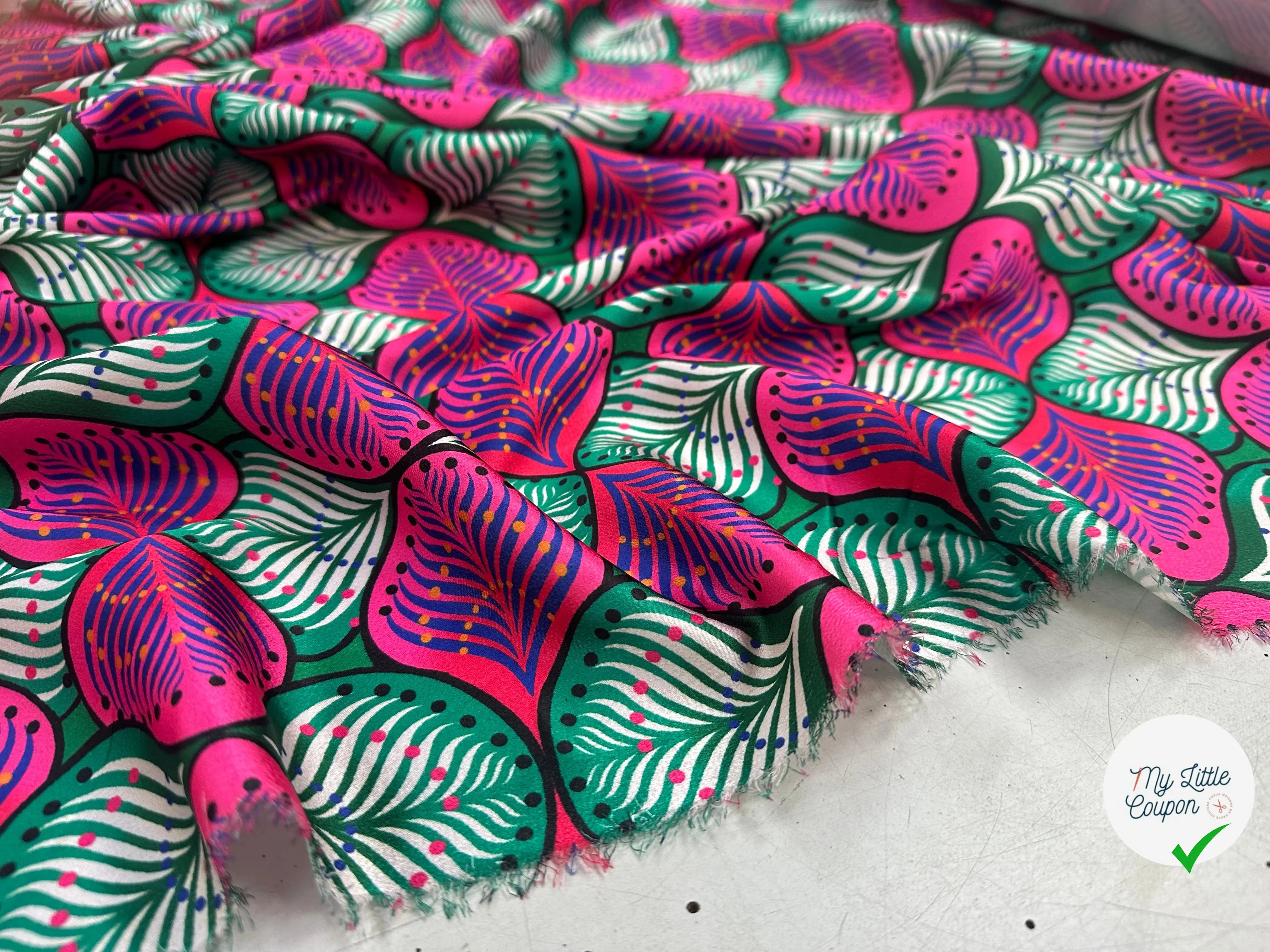 CRÊPE LÉGÈREMENT SATINÉ EXPLOSION DE ROSE ET VERT MLC INTERN