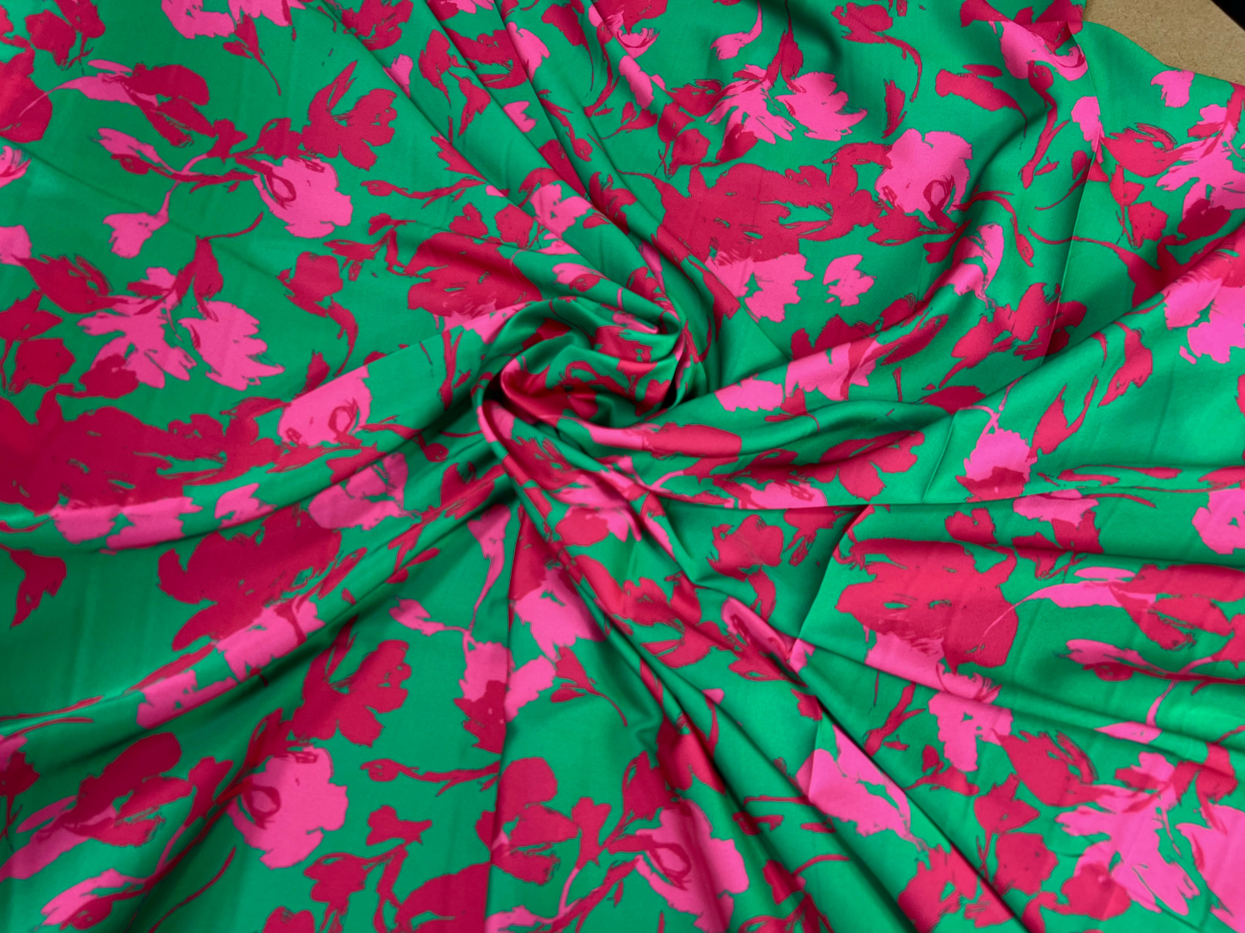 CRÊPE LÉGÈREMENT SATINÉ FLEURS ABSTRAITES FOND VERT - My Little Coupon