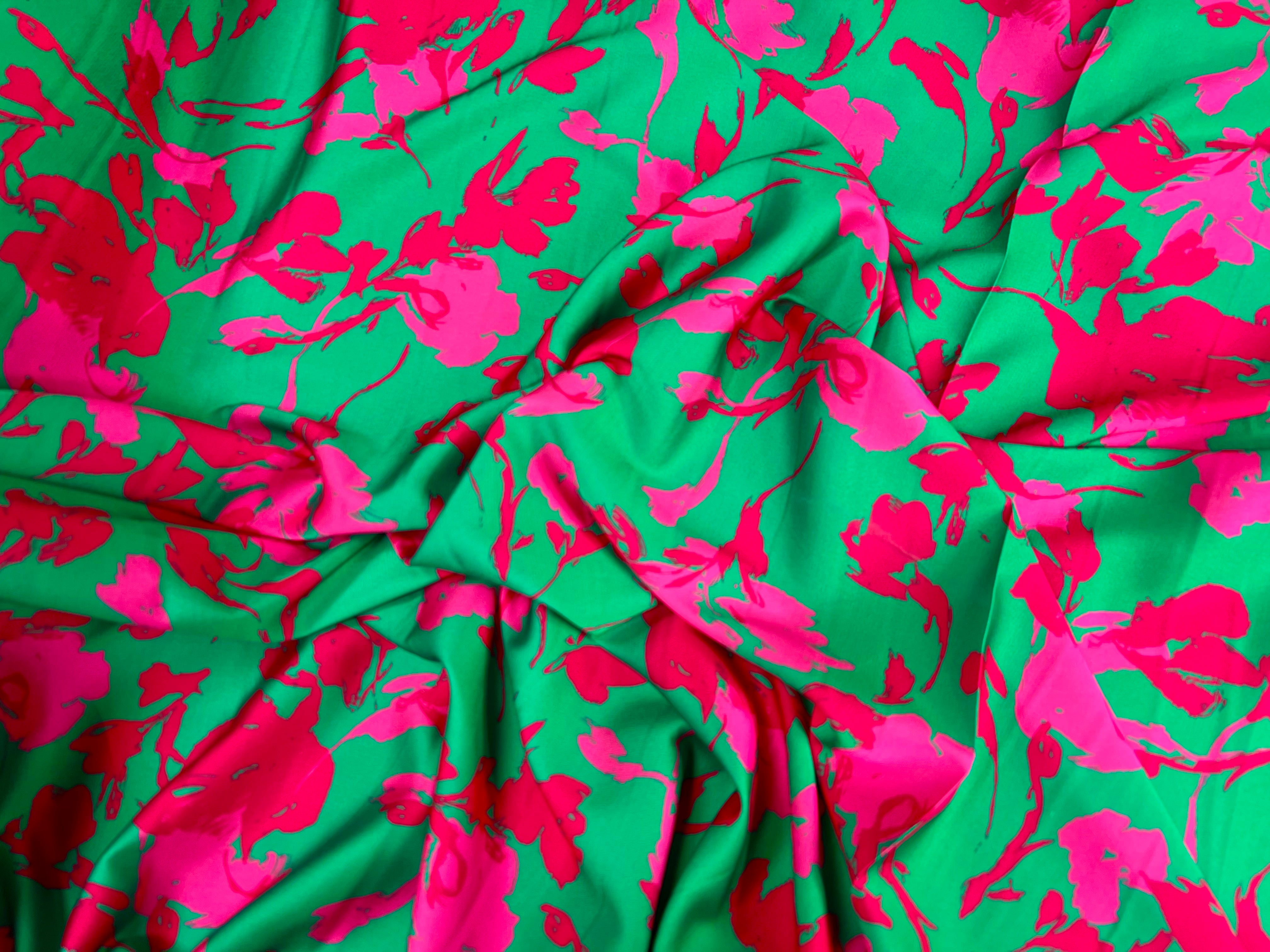 CRÊPE LÉGÈREMENT SATINÉ FLEURS ABSTRAITES FOND VERT - My Little Coupon