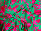 CRÊPE LÉGÈREMENT SATINÉ FLEURS ABSTRAITES FOND VERT - My Little Coupon
