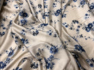 CRÊPE LÉGÈREMENT SATINÉ JOLIES FLEURS BLEUES SUR FOND BEIGE - My Little Coupon