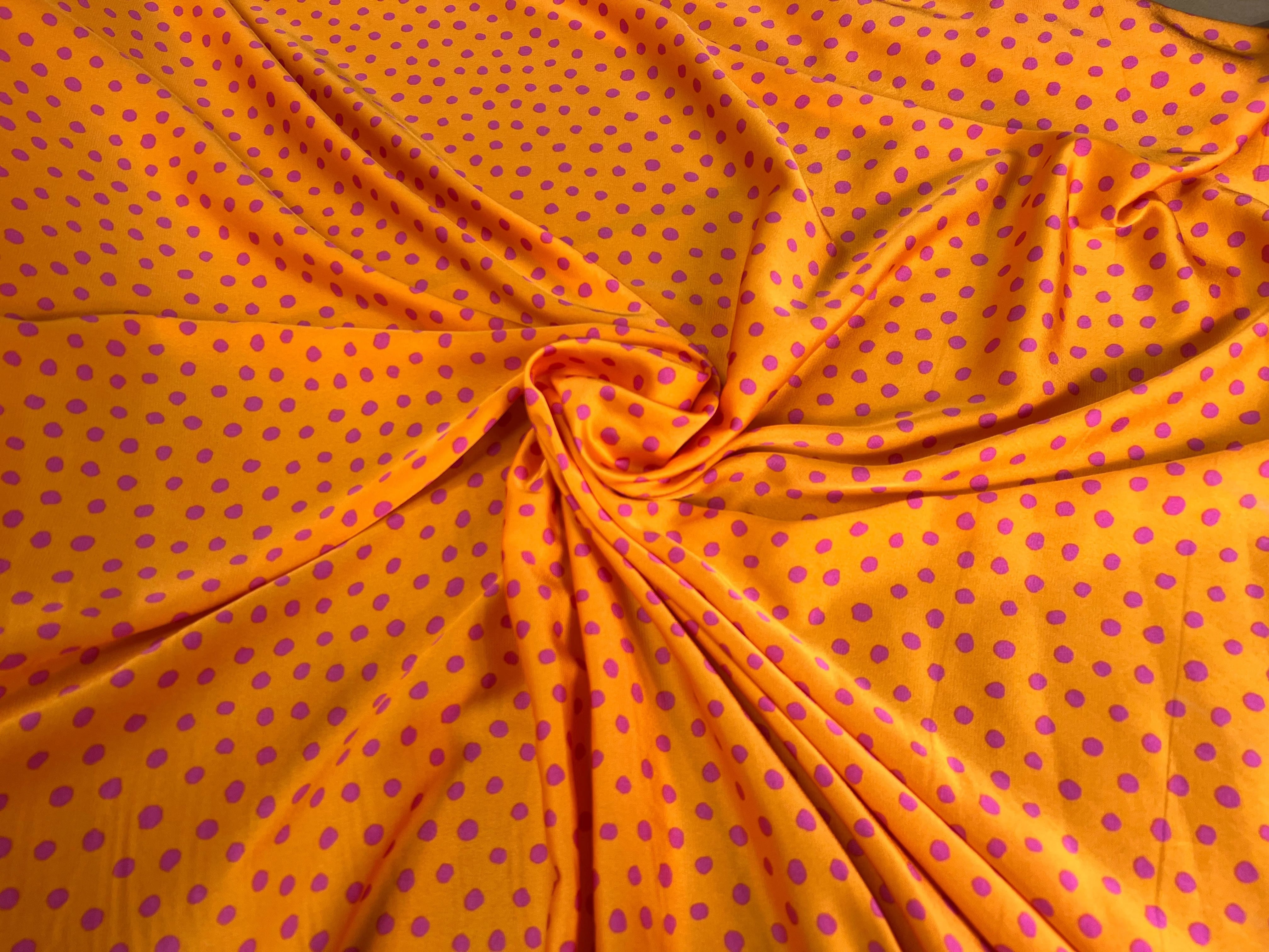 CRÊPE LÉGÈREMENT SATINÉ ORANGE À POIS ROSE VIOLET - My Little Coupon