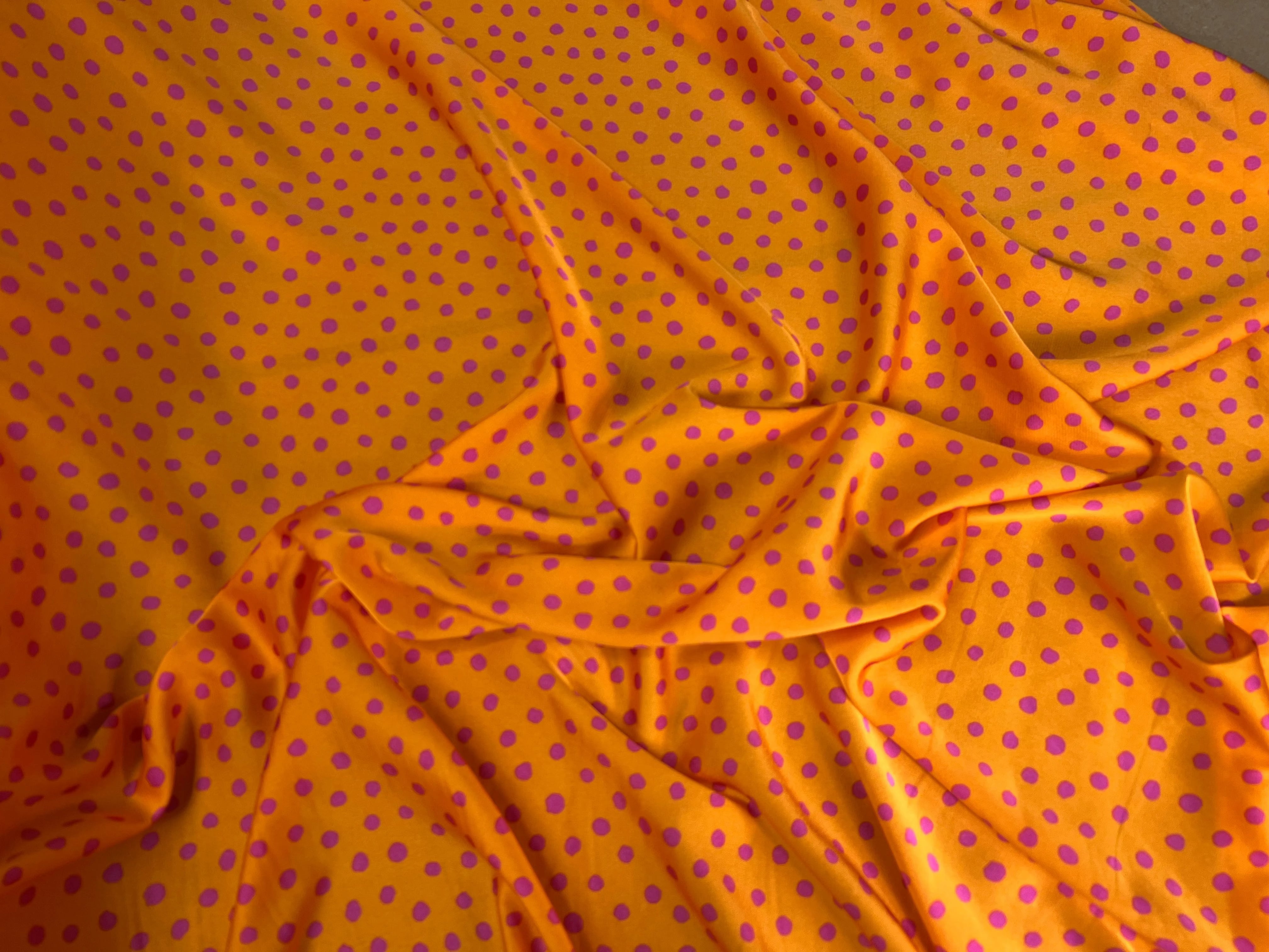 CRÊPE LÉGÈREMENT SATINÉ ORANGE À POIS ROSE VIOLET - My Little Coupon