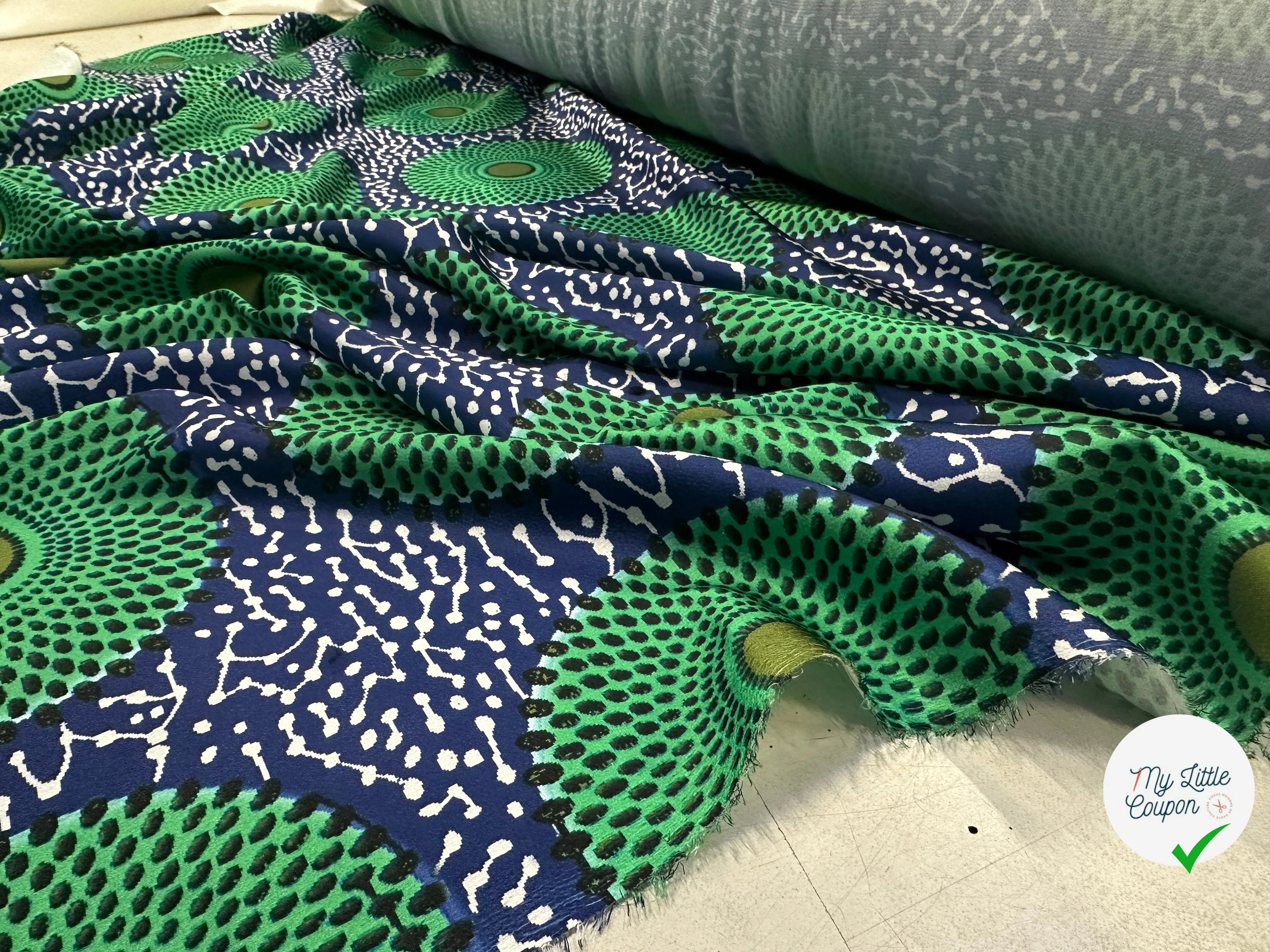 CRÊPE LÉGÈREMENT SATINÉ ROSACES ABYSALES BLEU ET VERT MLC INTERN