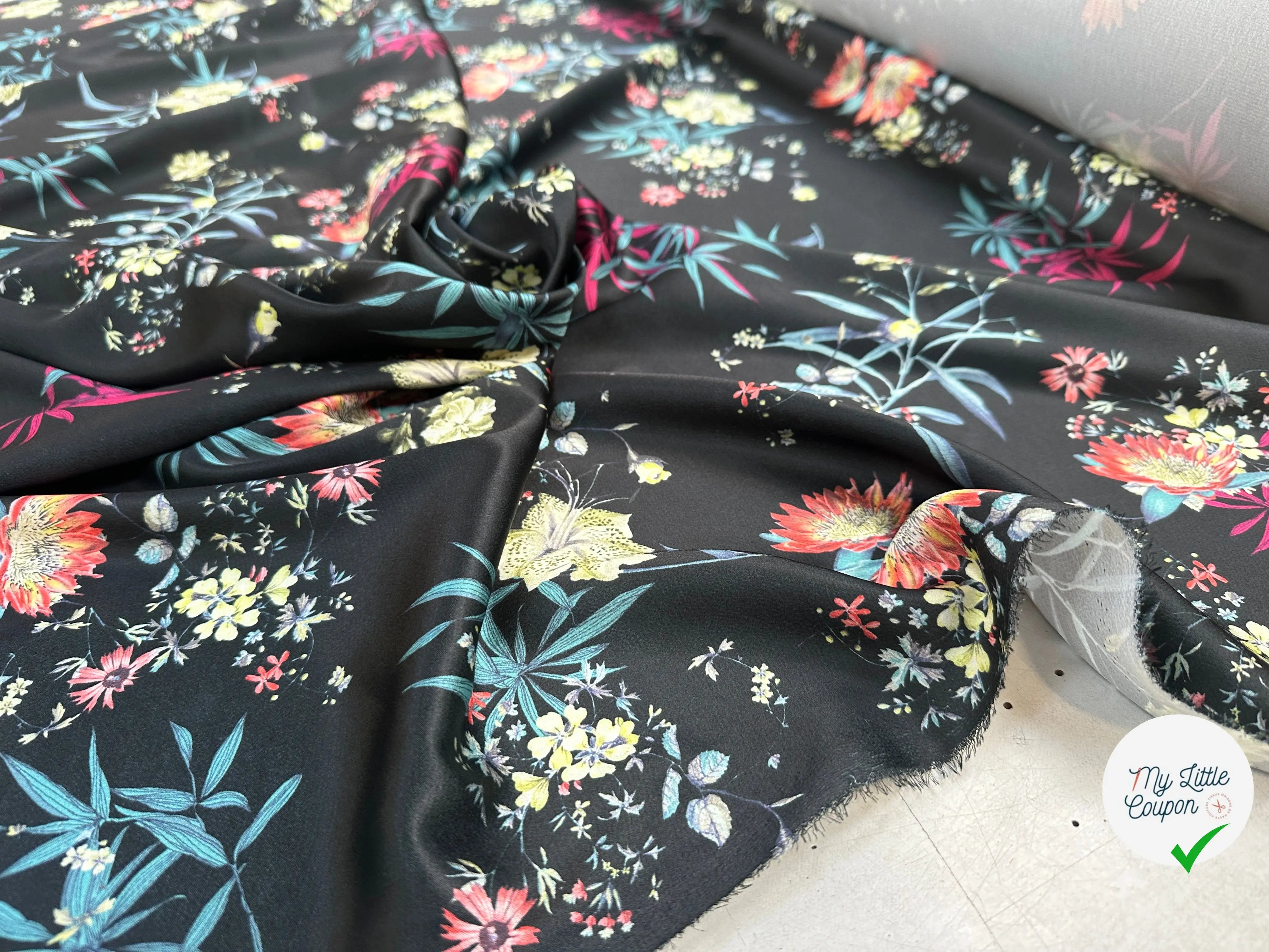 CRÊPE LÉGÈREMENT SATINÉ TROPICAL SUR FOND BLEU FONCÉ MLC INTERN