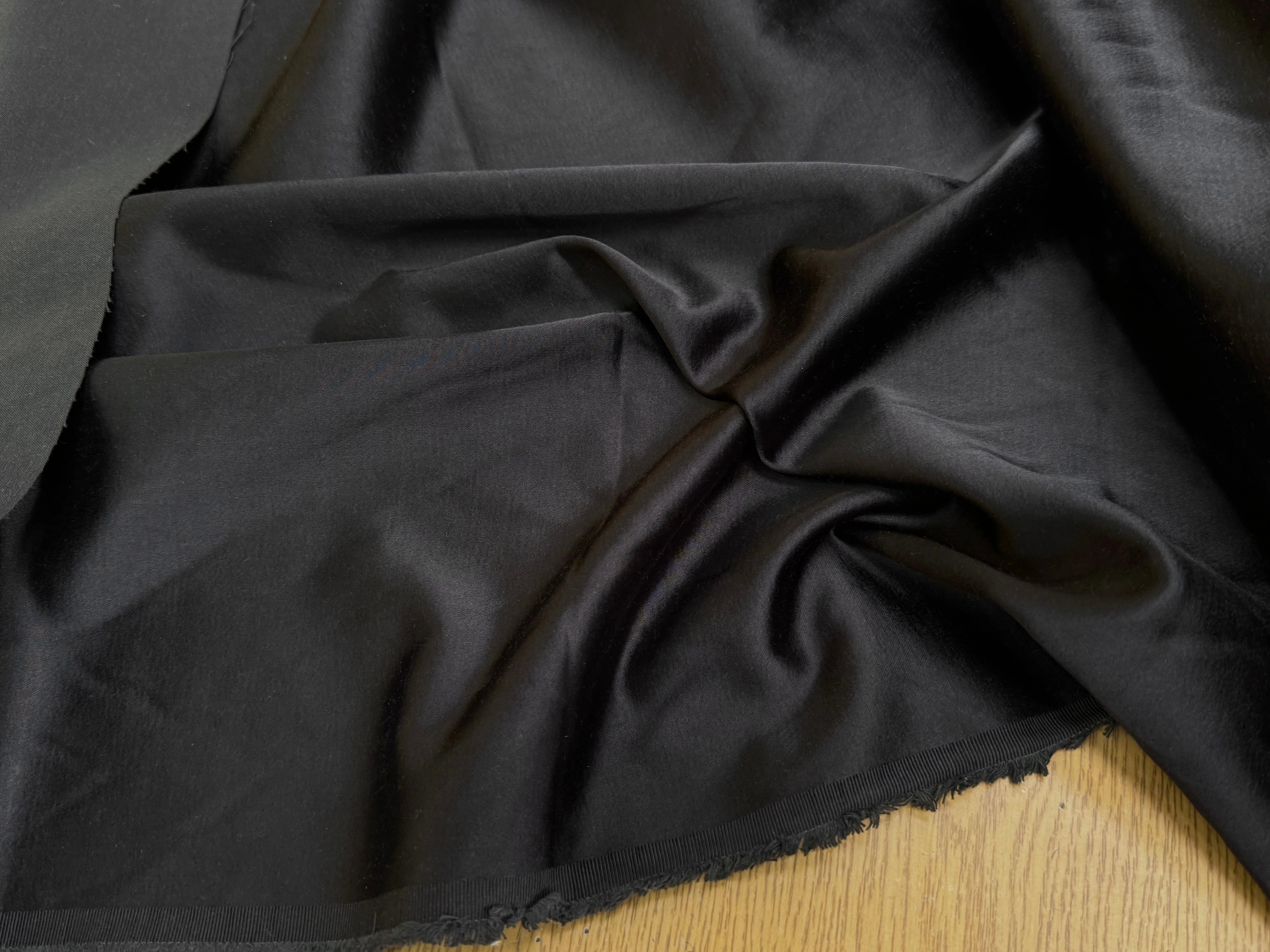 CREPE LOURD ACETATE VISCOSE ENVERS SATIN TRÈS BELLE TENUE NOIR 48% VISCOSE - My Little Coupon