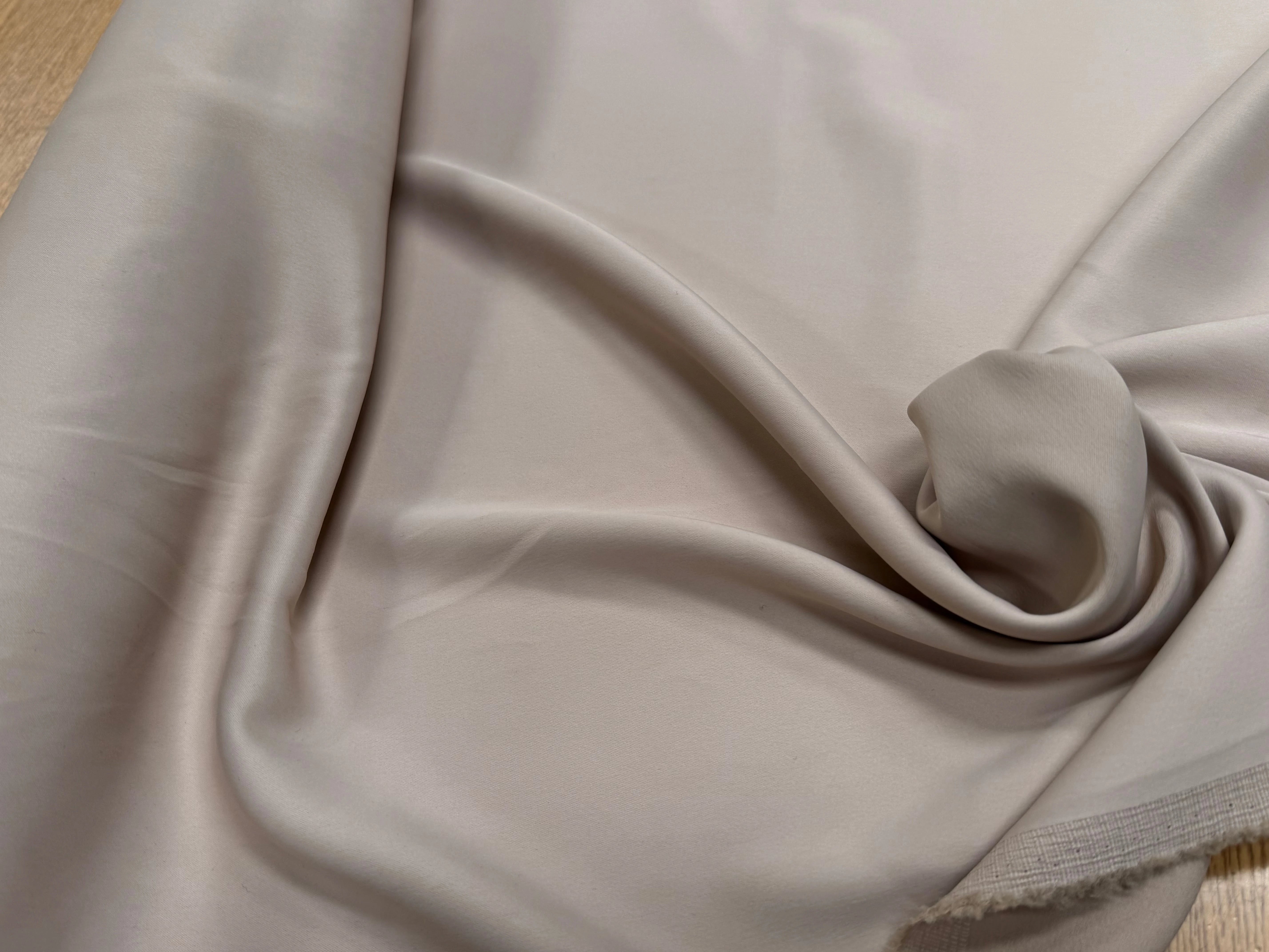 CREPE LOURD ENVERS SATIN ACETATE VISCOSE STRETCH CREME - My Little Coupon