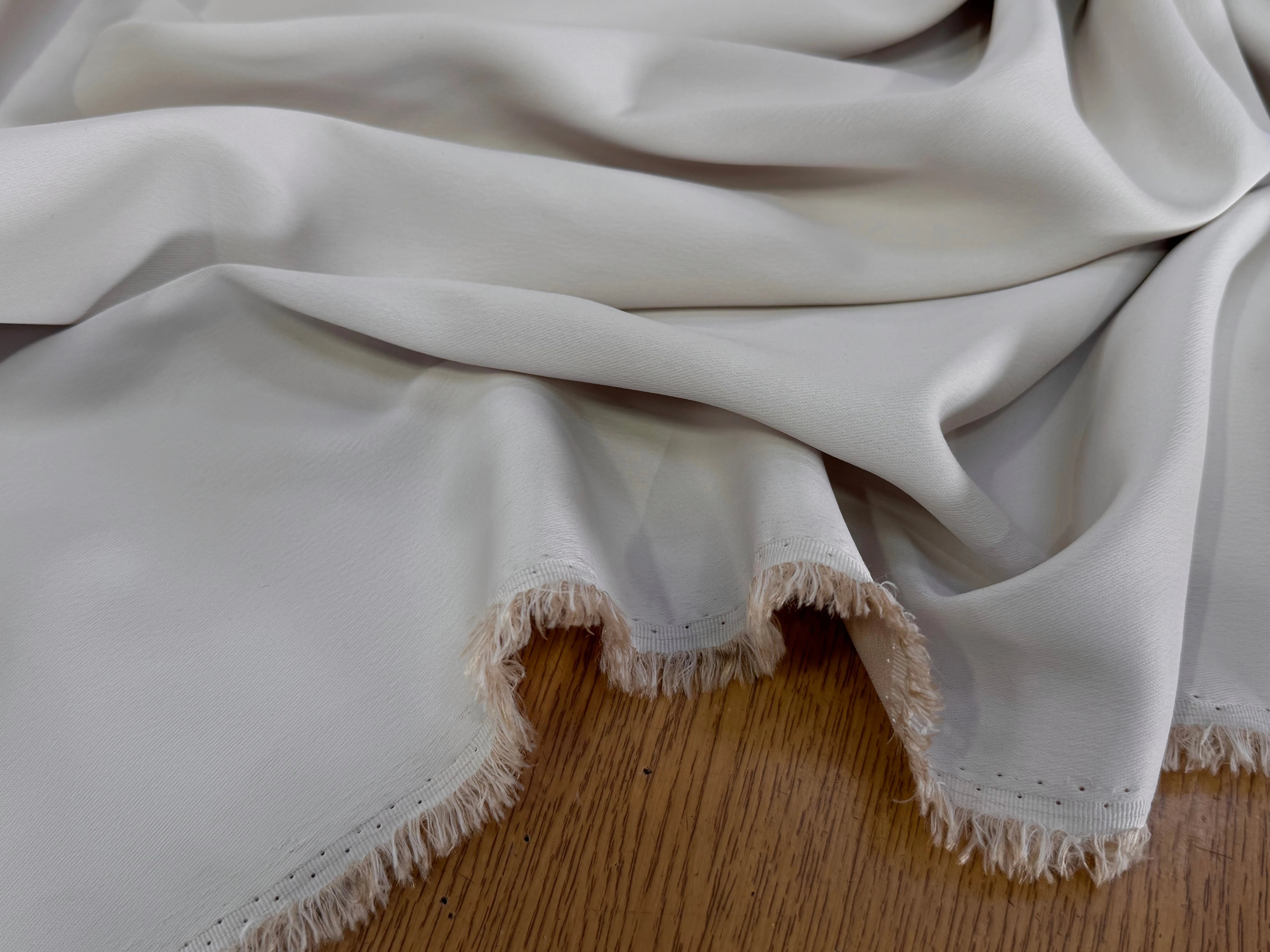 CREPE LOURD ENVERS SATIN VISCOSE ACETATE BEIGE CRÊME STRETCH - My Little Coupon