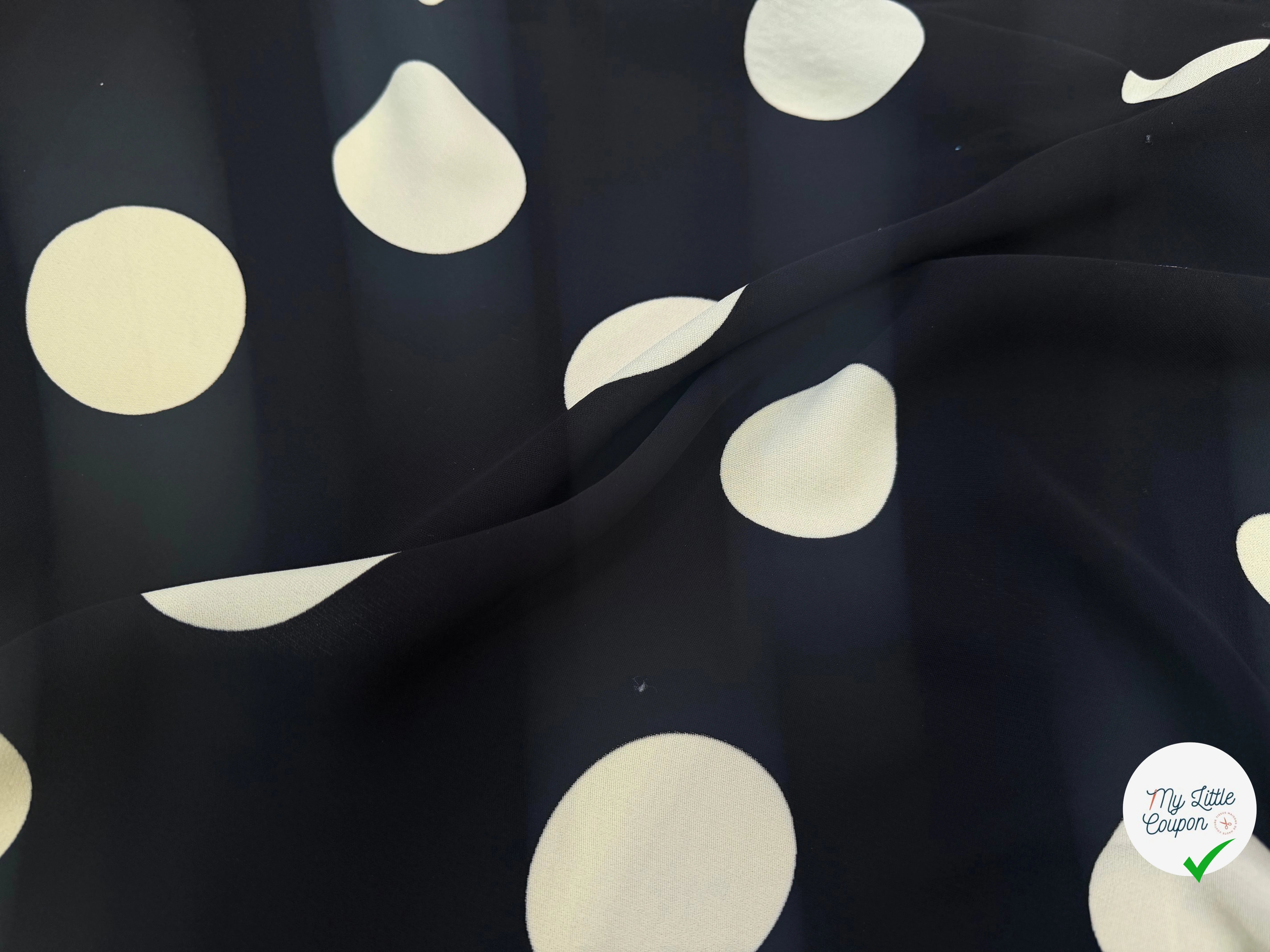 CREPE MAROCAIN 100% VISCOSE NOIR POIS BLANC CASSÉ - My Little Coupon